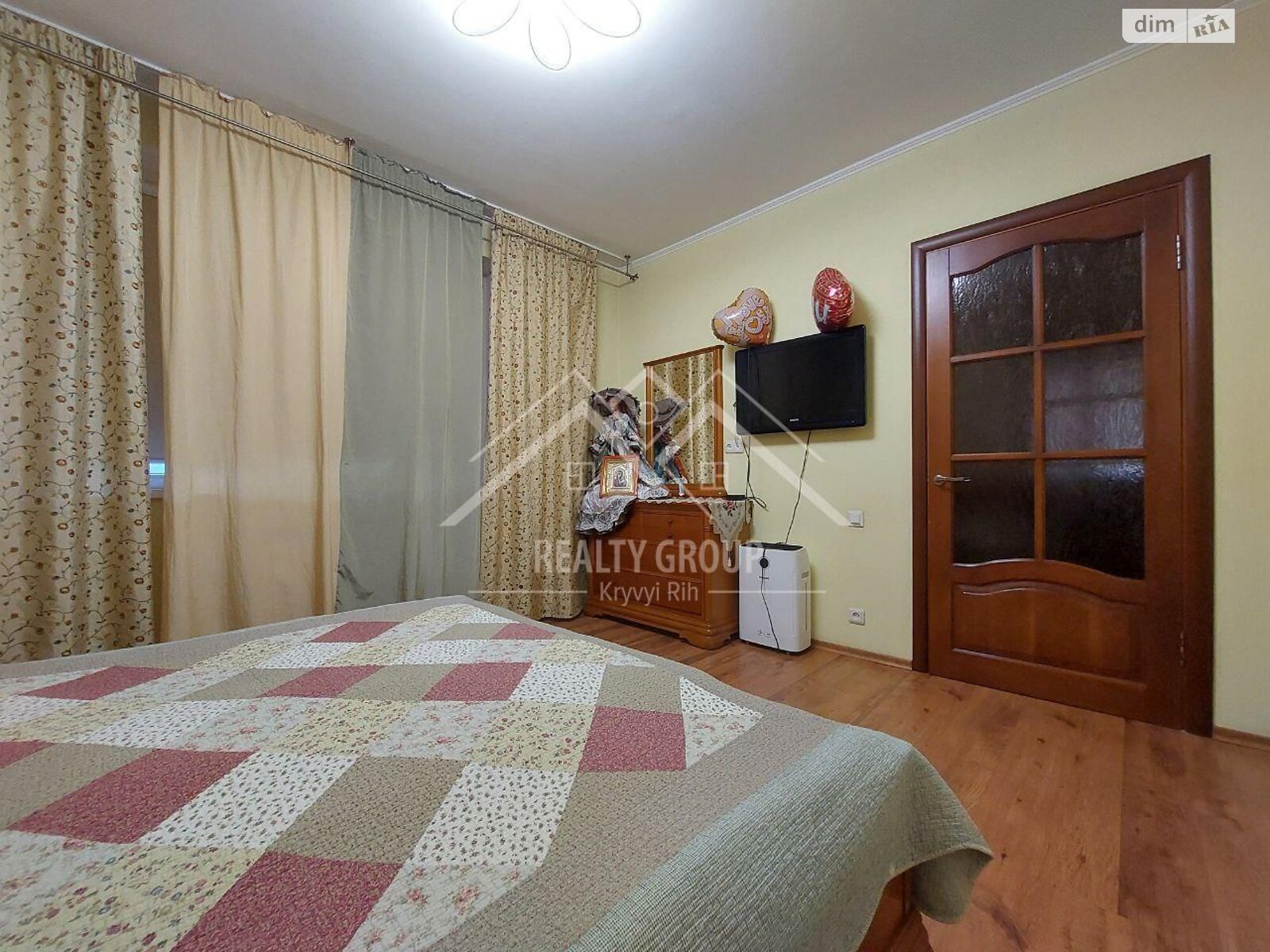 трехэтажный дом с гаражом, 208.3 кв. м, кирпич. Продажа в Кривом Роге район Центрально-Городской фото 1 трехэтажный дом с гаражом, 208.3 кв. м, кирпич. Продажа в Кривом Роге район Центрально-Городской фото 1
