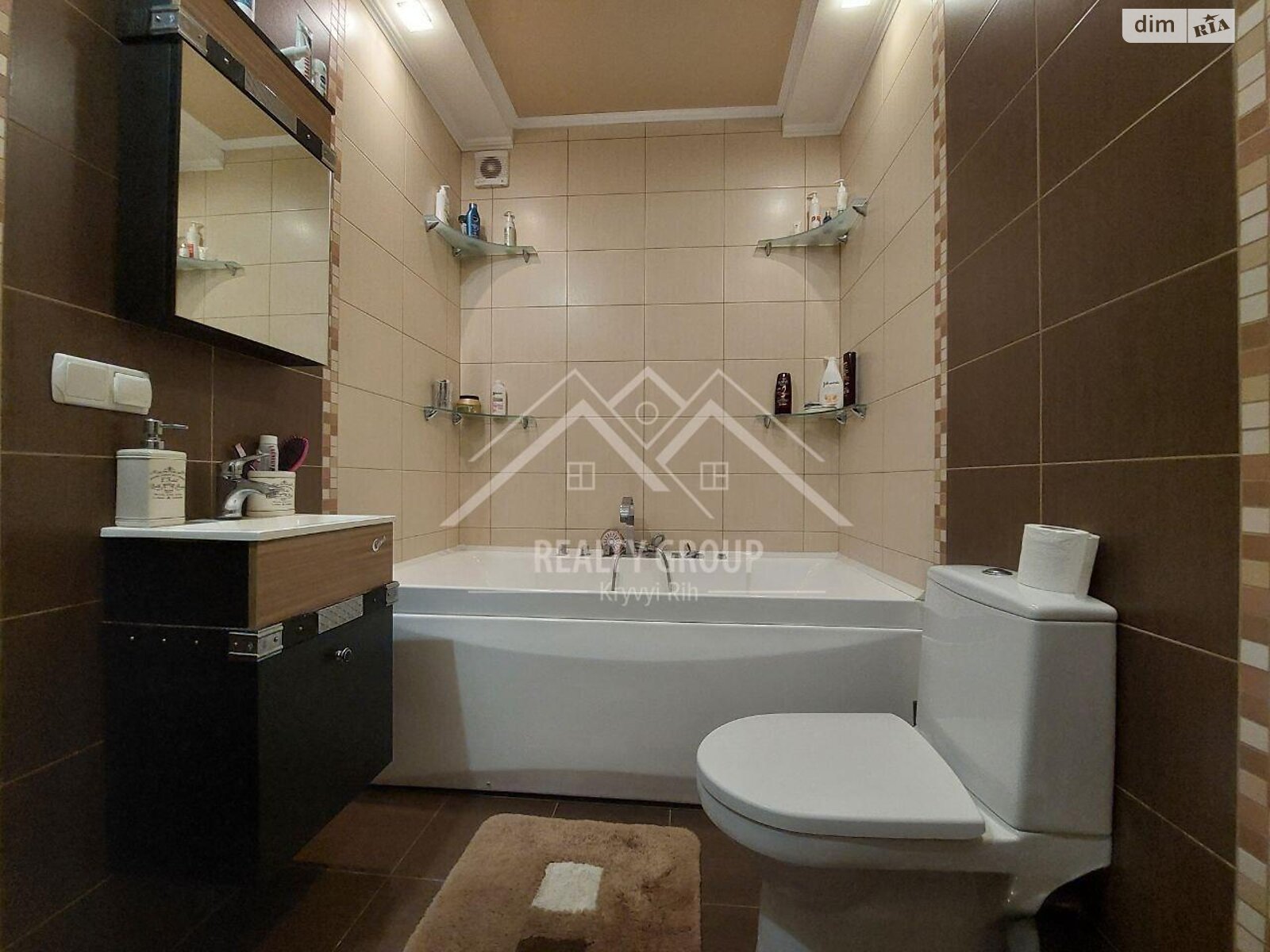 трехэтажный дом с гаражом, 208.3 кв. м, кирпич. Продажа в Кривом Роге район Центрально-Городской фото 1 трехэтажный дом с гаражом, 208.3 кв. м, кирпич. Продажа в Кривом Роге район Центрально-Городской фото 1