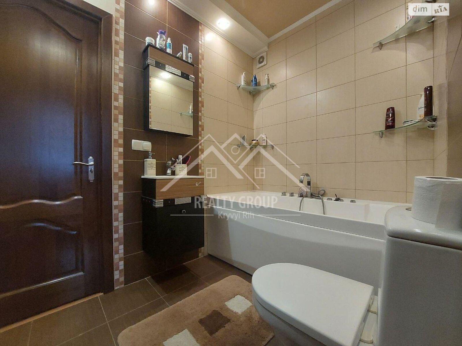 трехэтажный дом с гаражом, 208.3 кв. м, кирпич. Продажа в Кривом Роге район Центрально-Городской фото 1 трехэтажный дом с гаражом, 208.3 кв. м, кирпич. Продажа в Кривом Роге район Центрально-Городской фото 1