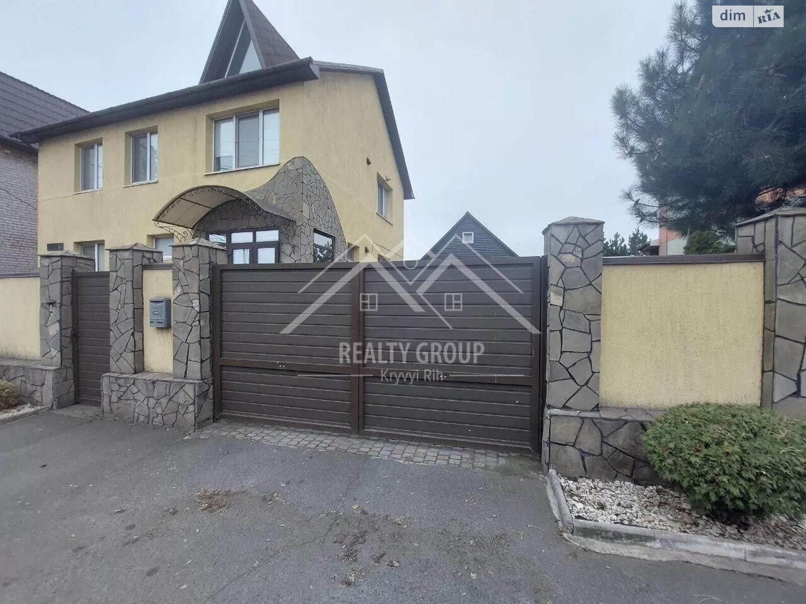 трехэтажный дом с гаражом, 208.3 кв. м, кирпич. Продажа в Кривом Роге район Центрально-Городской фото 1 трехэтажный дом с гаражом, 208.3 кв. м, кирпич. Продажа в Кривом Роге район Центрально-Городской фото 1