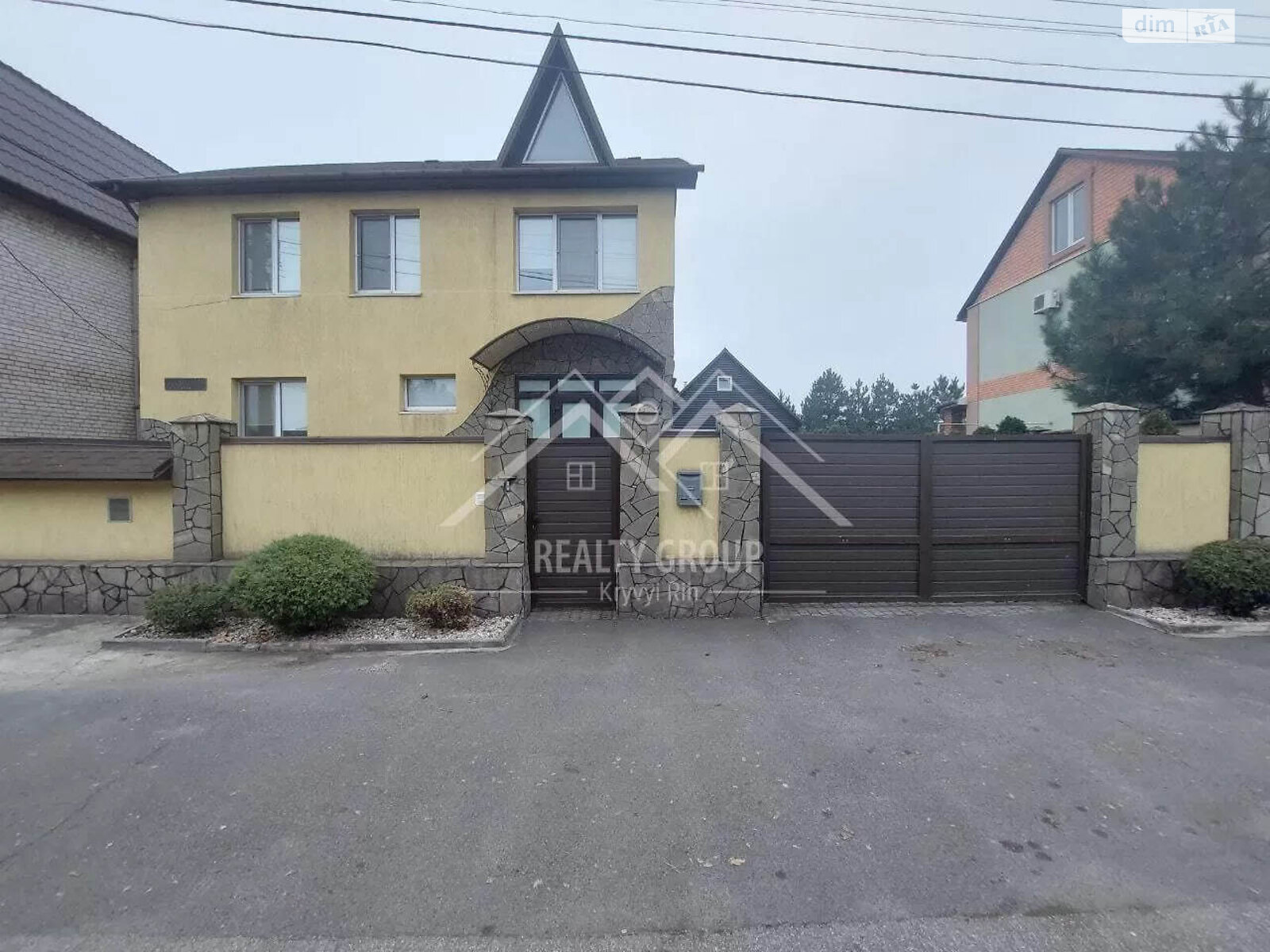 трехэтажный дом с гаражом, 208.3 кв. м, кирпич. Продажа в Кривом Роге район Центрально-Городской фото 1 трехэтажный дом с гаражом, 208.3 кв. м, кирпич. Продажа в Кривом Роге район Центрально-Городской фото 1