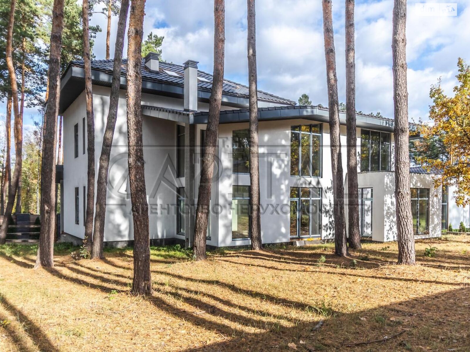 трехэтажный дом с гаражом, 450 кв. м, кирпич. Продажа в Круглику фото 1