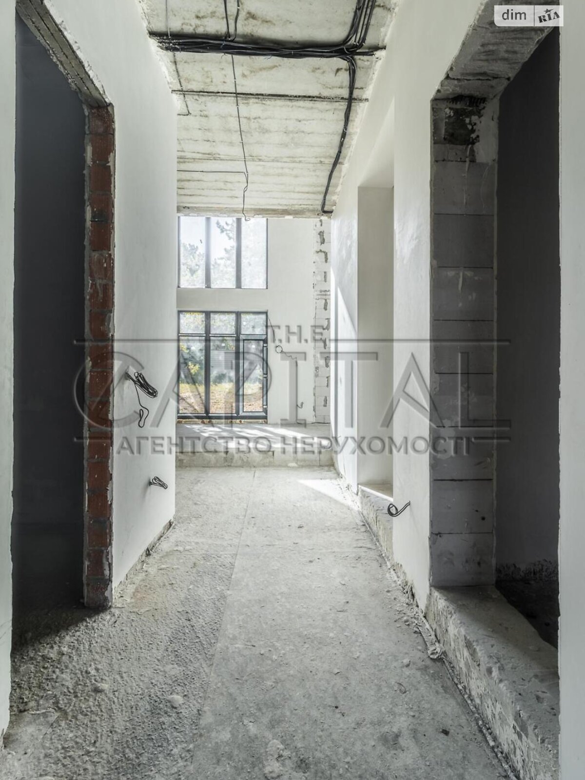 трехэтажный дом с гаражом, 450 кв. м, кирпич. Продажа в Круглику фото 1