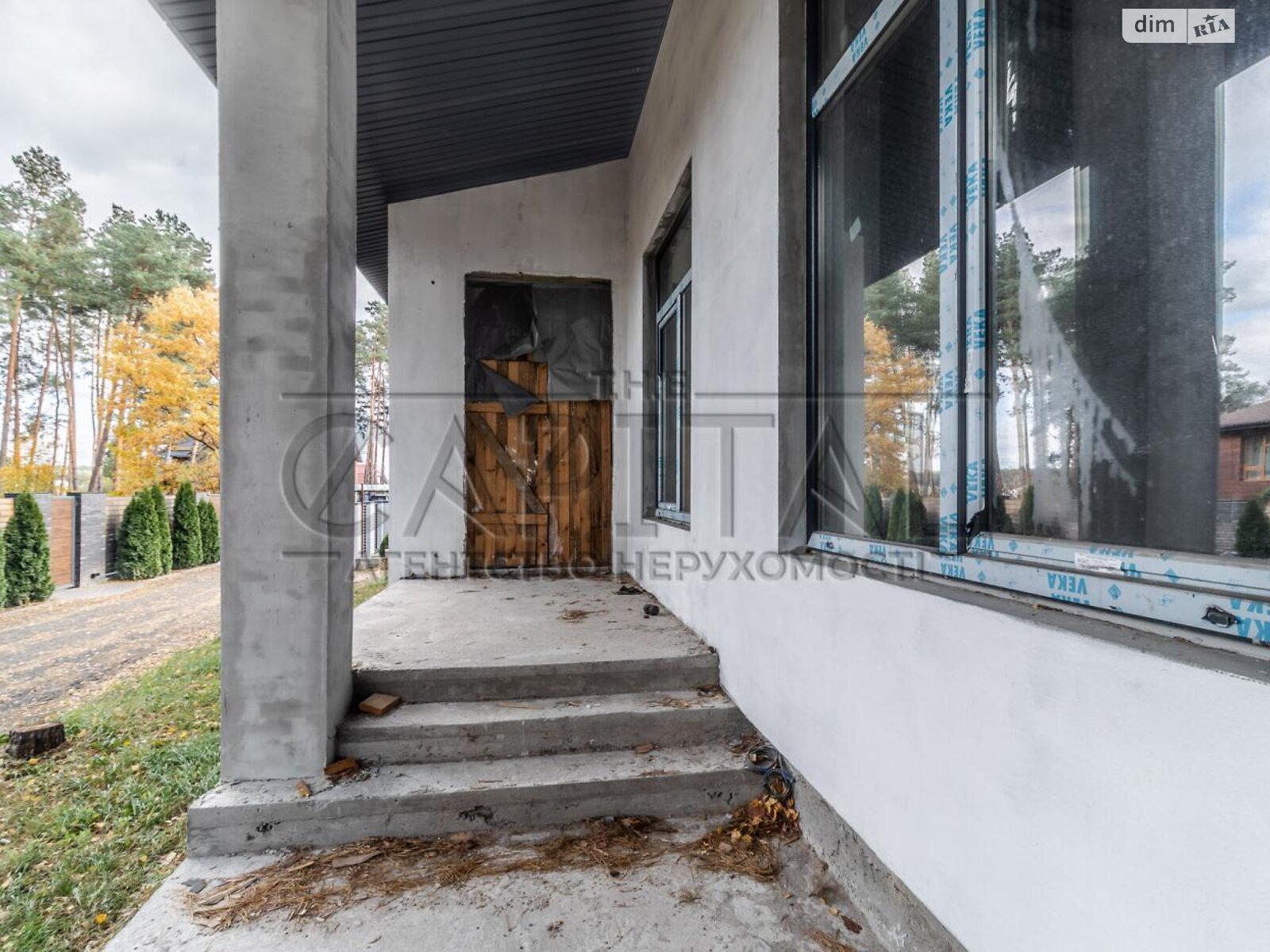 трехэтажный дом с гаражом, 450 кв. м, кирпич. Продажа в Круглику фото 1