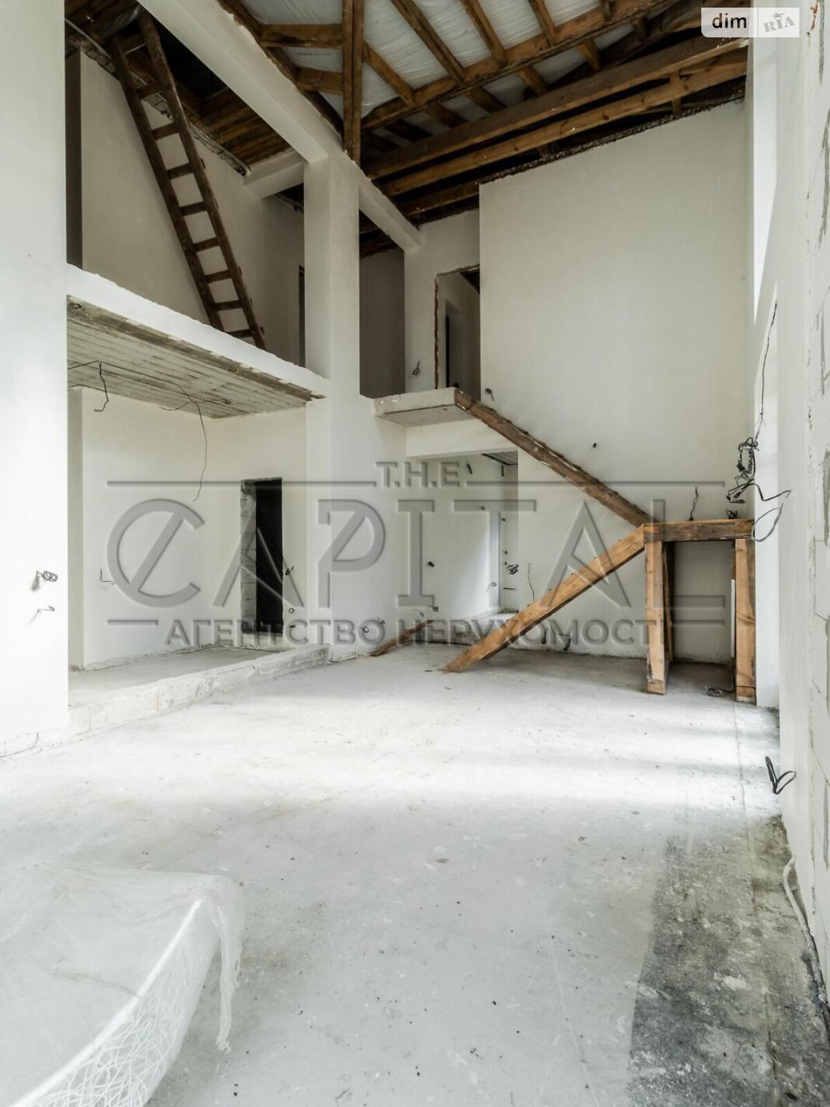 трехэтажный дом с гаражом, 450 кв. м, кирпич. Продажа в Круглику фото 1