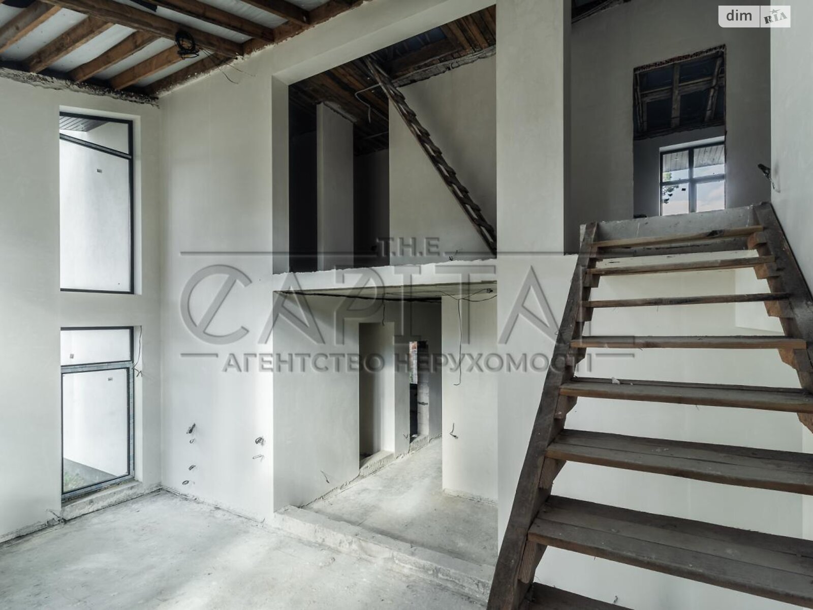 трехэтажный дом с гаражом, 450 кв. м, кирпич. Продажа в Круглику фото 1