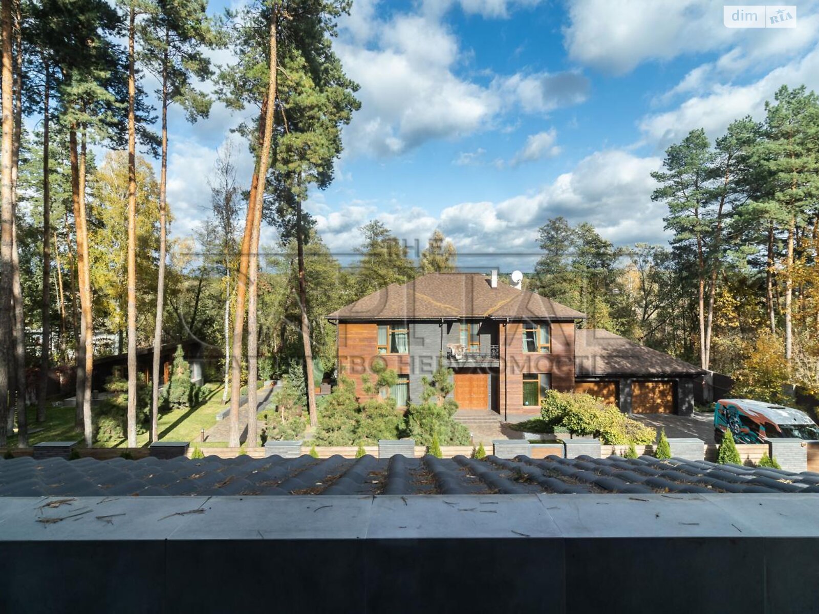 трехэтажный дом с гаражом, 450 кв. м, кирпич. Продажа в Круглику фото 1