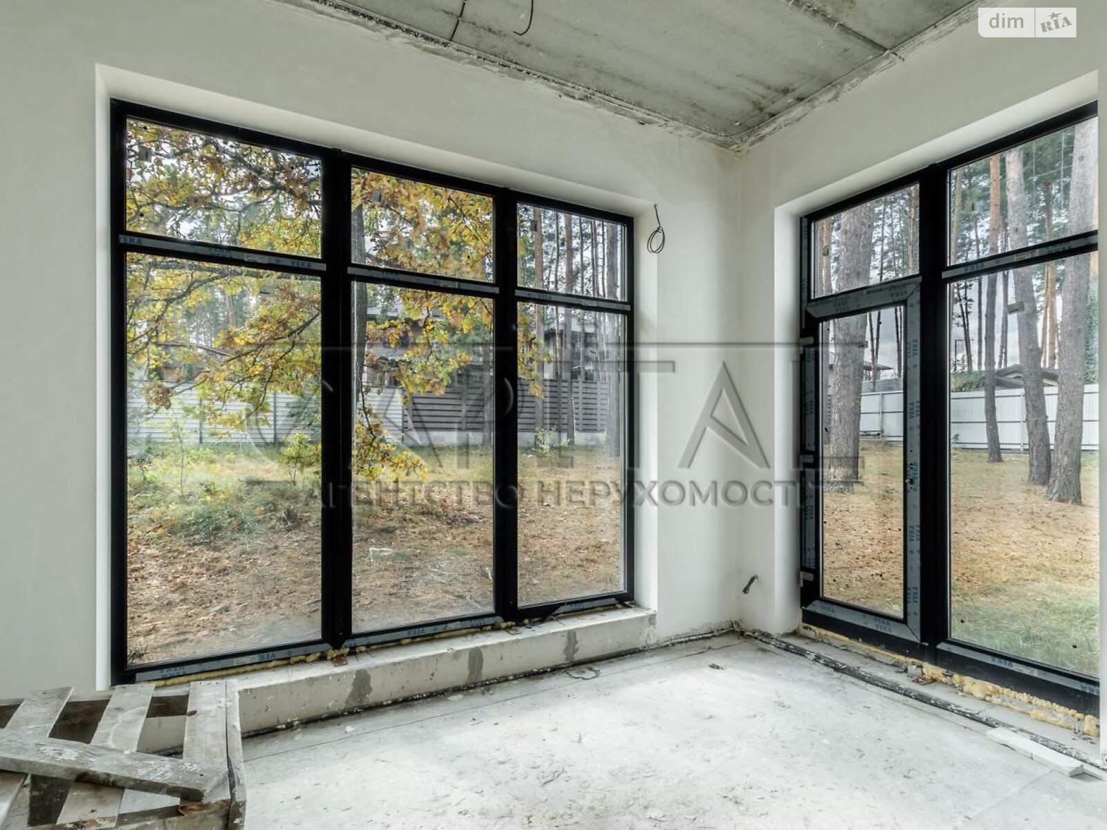 трехэтажный дом с гаражом, 450 кв. м, кирпич. Продажа в Круглику фото 1