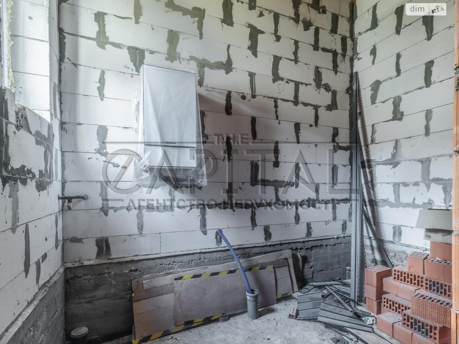 трехэтажный дом с гаражом, 450 кв. м, кирпич. Продажа в Круглику фото 1