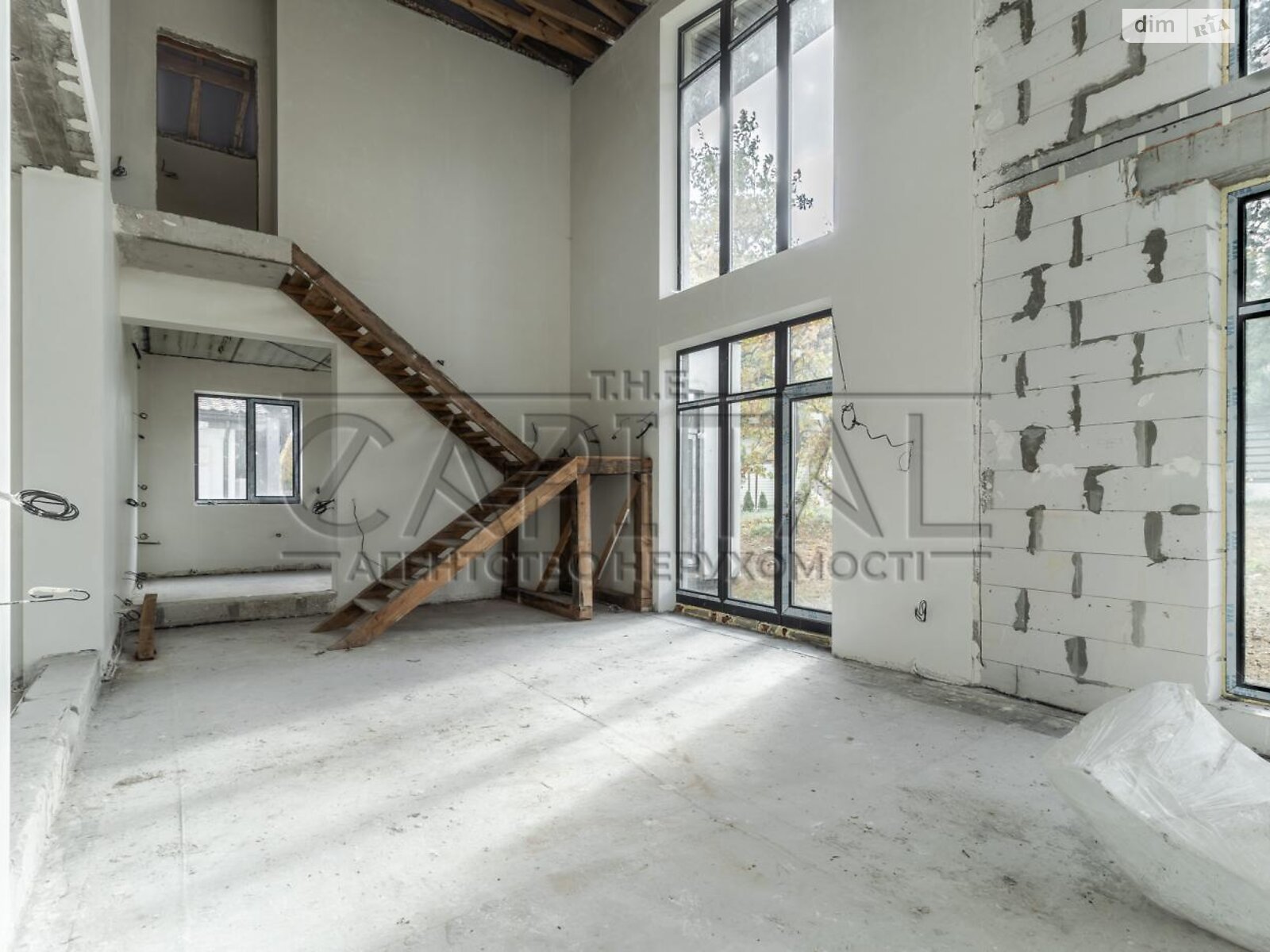 трехэтажный дом с гаражом, 450 кв. м, кирпич. Продажа в Круглику фото 1