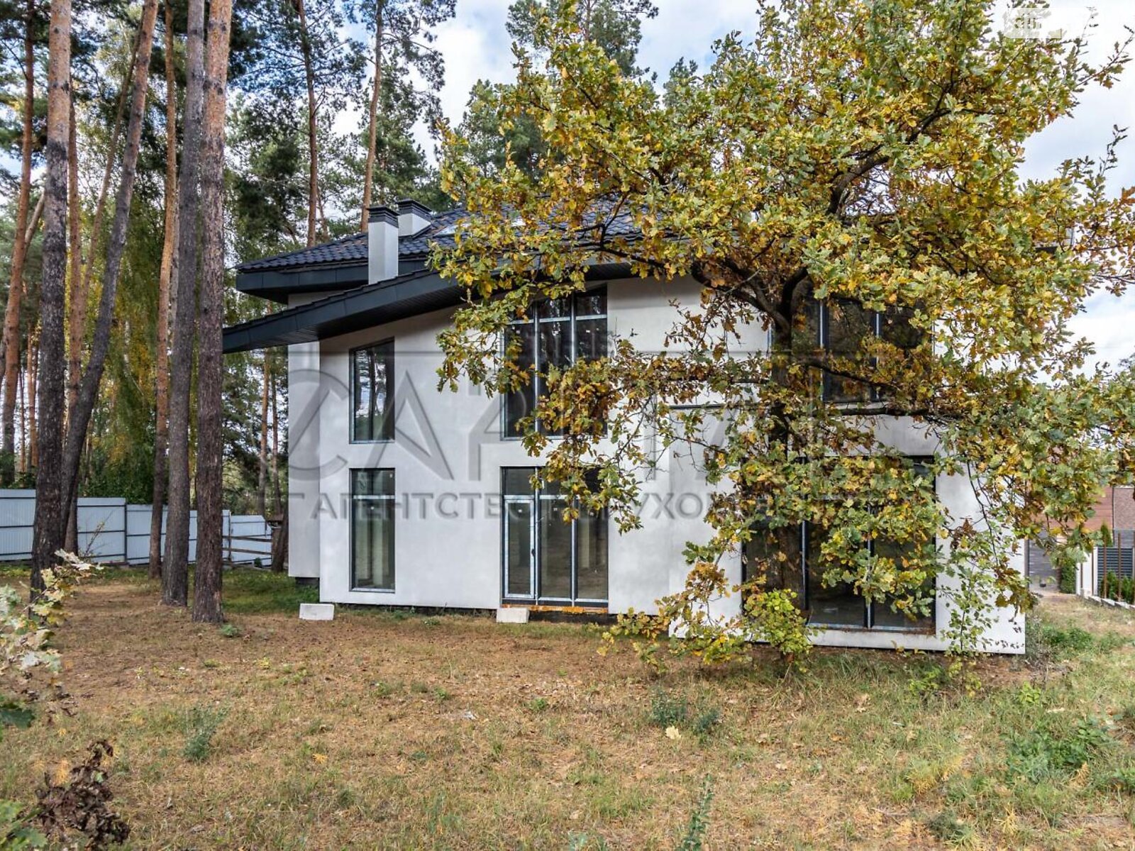 трехэтажный дом с гаражом, 450 кв. м, кирпич. Продажа в Круглику фото 1