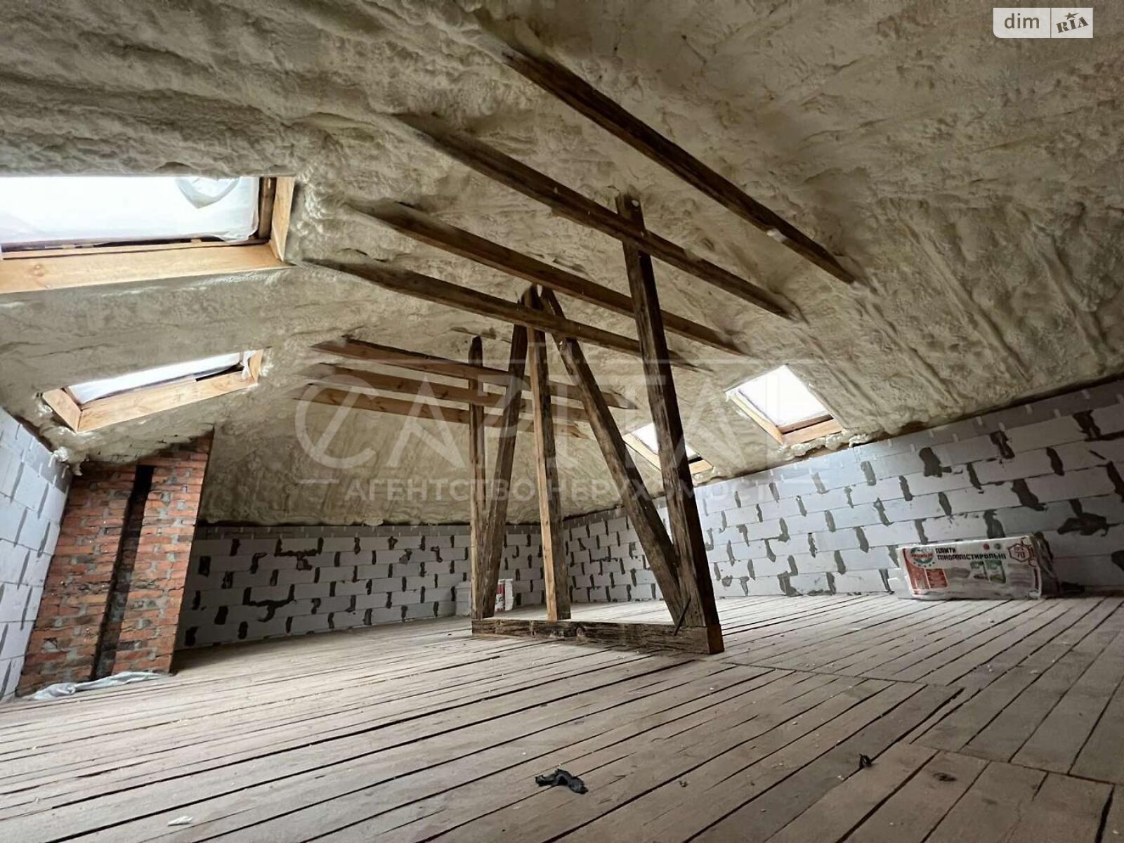 трехэтажный дом с гаражом, 450 кв. м, кирпич. Продажа в Круглику фото 1