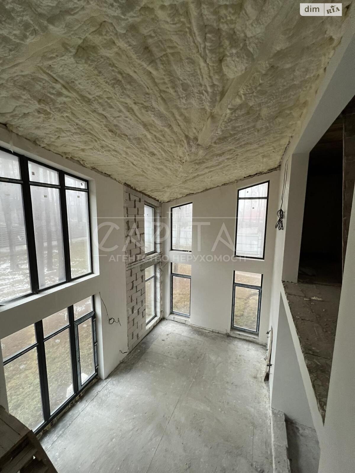 трехэтажный дом с гаражом, 450 кв. м, кирпич. Продажа в Круглику фото 1