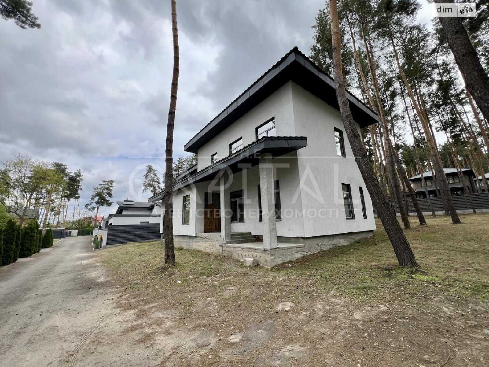 трехэтажный дом с гаражом, 450 кв. м, кирпич. Продажа в Круглику фото 1