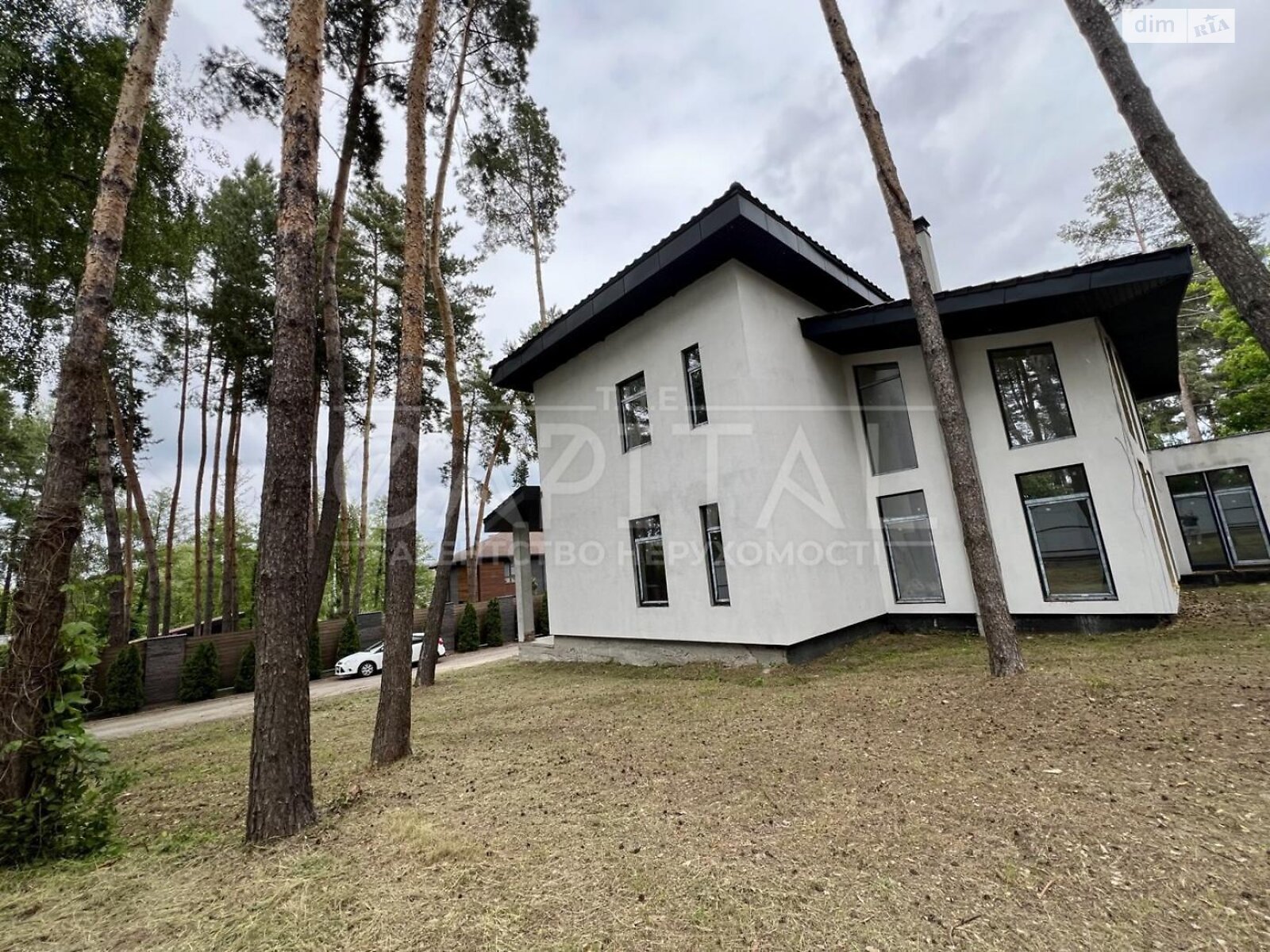 трехэтажный дом с гаражом, 450 кв. м, кирпич. Продажа в Круглику фото 1