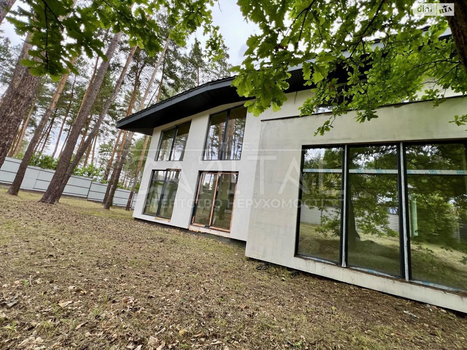 трехэтажный дом с гаражом, 450 кв. м, кирпич. Продажа в Круглику фото 1