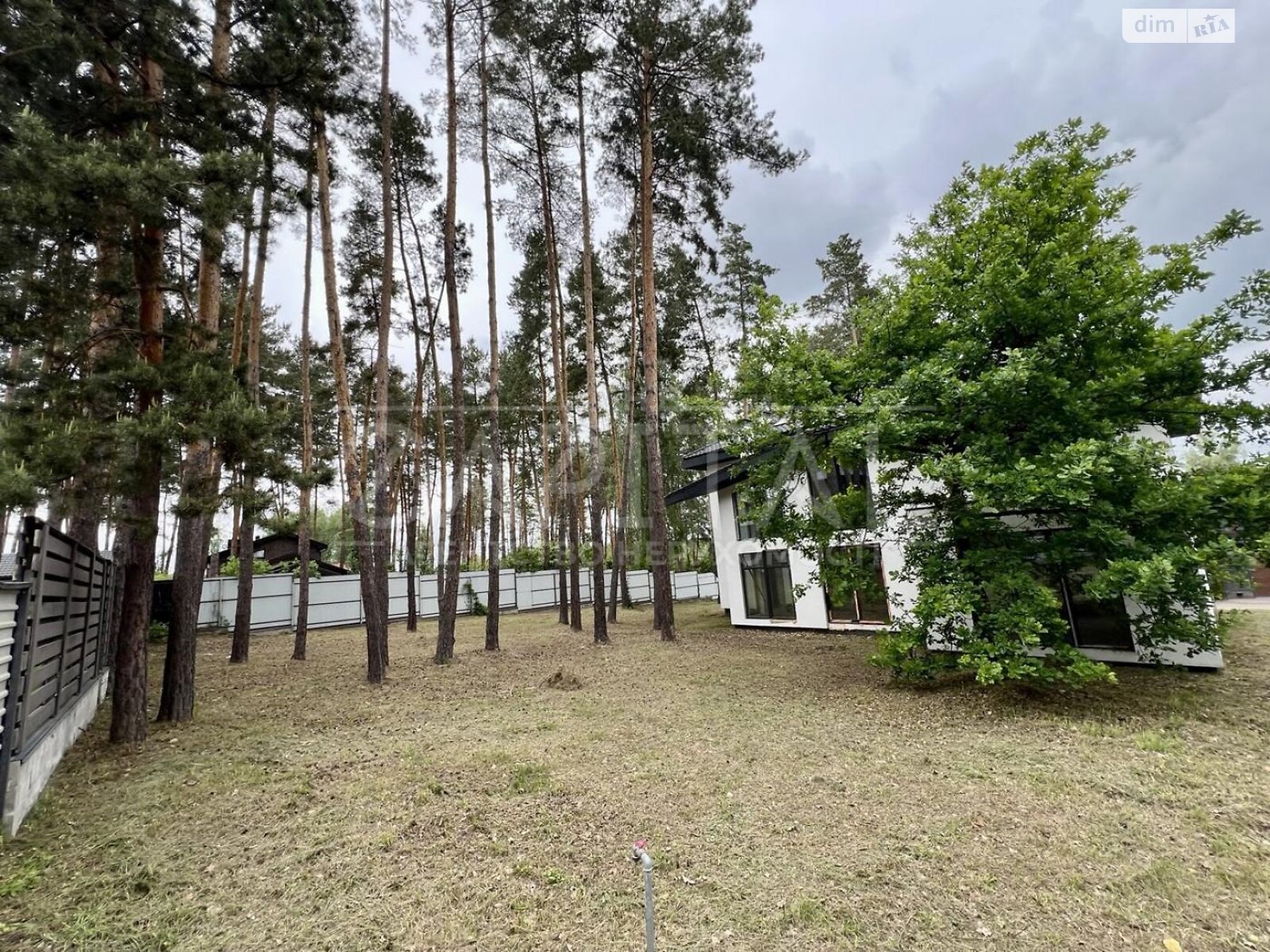 трехэтажный дом с гаражом, 450 кв. м, кирпич. Продажа в Круглику фото 1