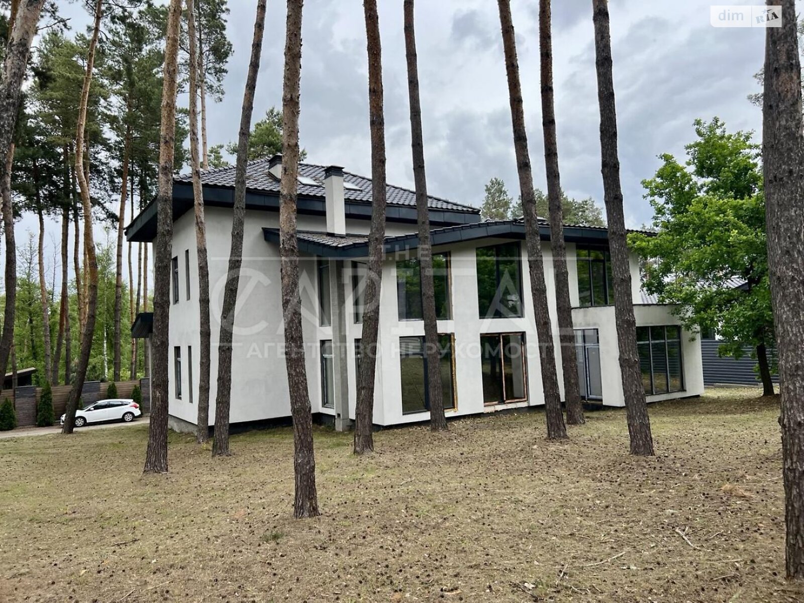 трехэтажный дом с гаражом, 450 кв. м, кирпич. Продажа в Круглику фото 1