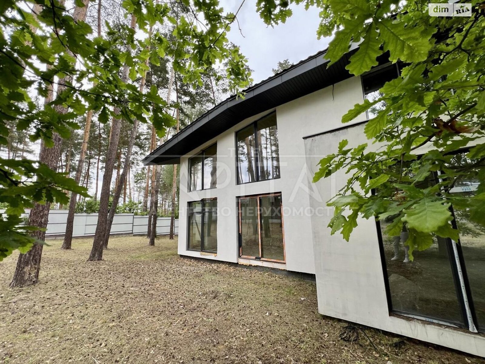 трехэтажный дом с гаражом, 450 кв. м, кирпич. Продажа в Круглику фото 1
