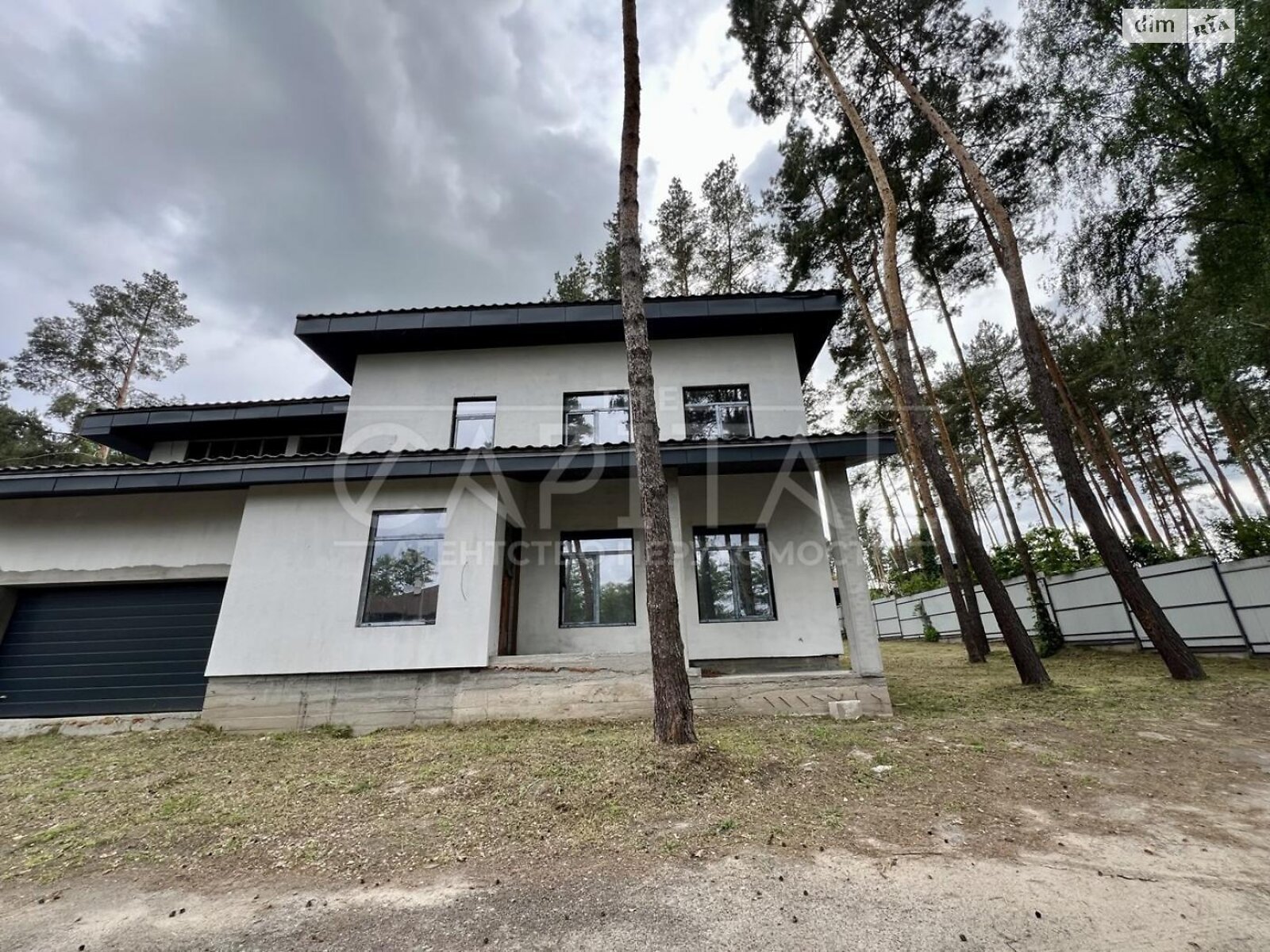 трехэтажный дом с гаражом, 450 кв. м, кирпич. Продажа в Круглику фото 1