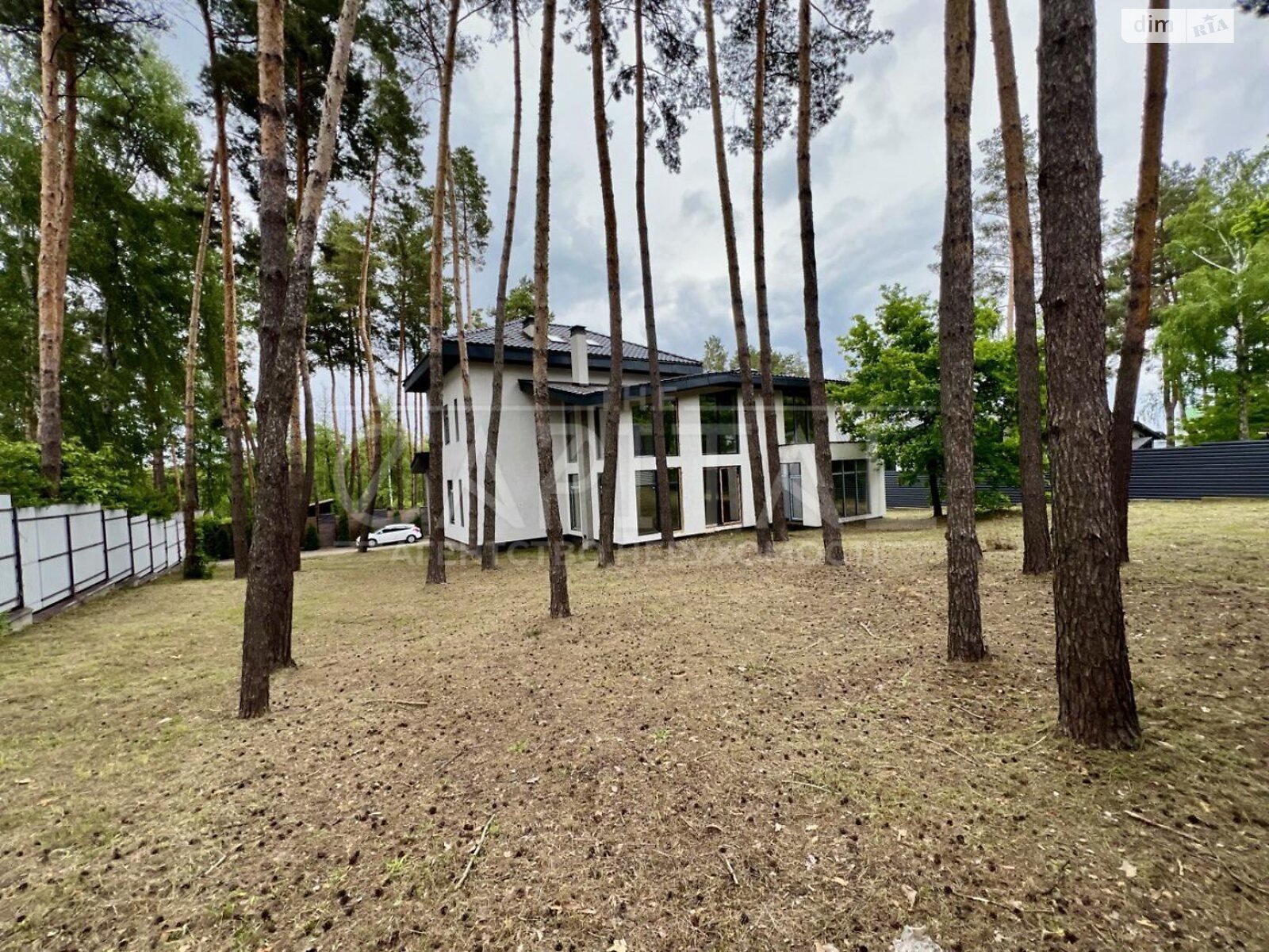 трехэтажный дом с гаражом, 450 кв. м, кирпич. Продажа в Круглику фото 1