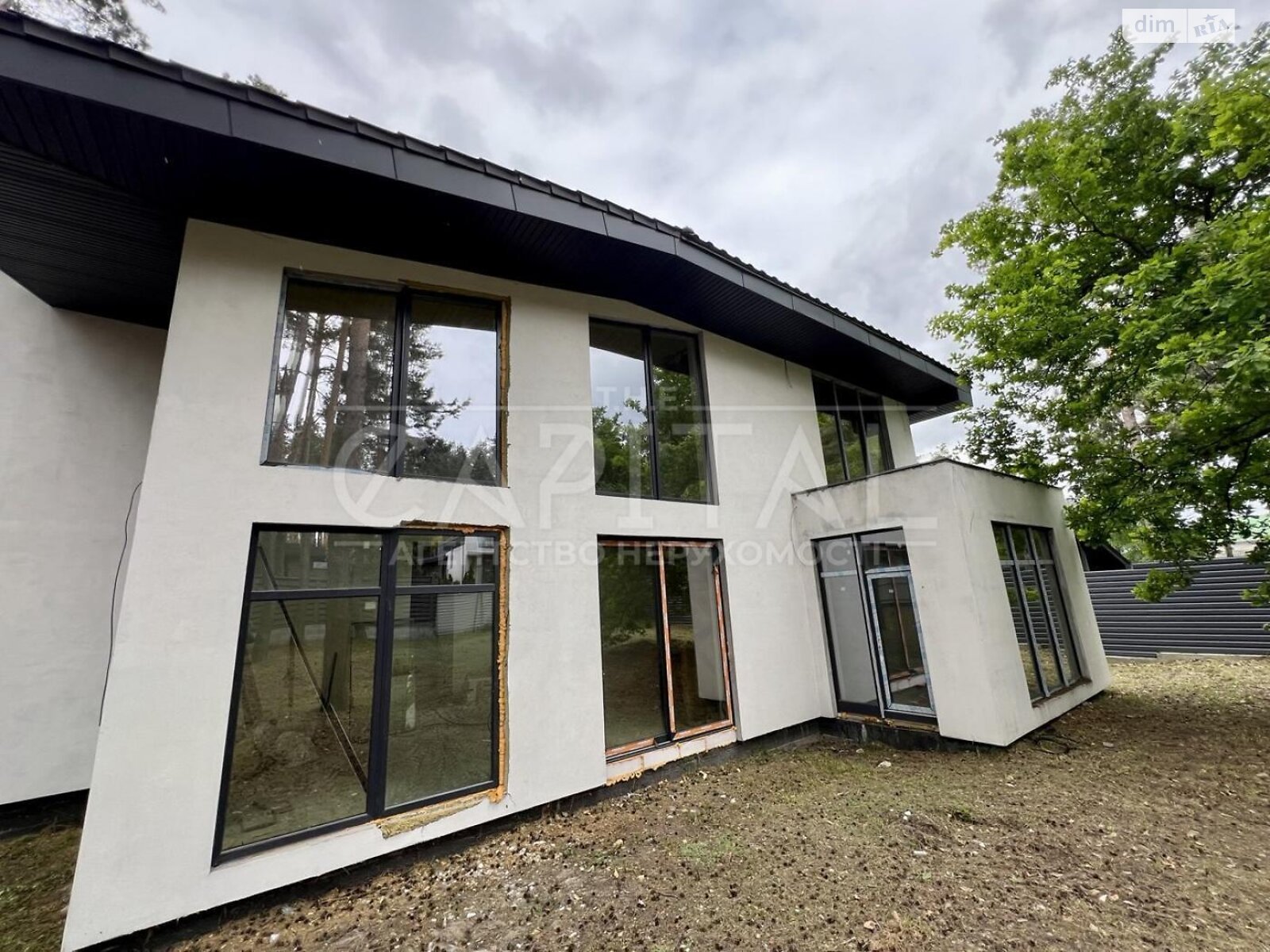 трехэтажный дом с гаражом, 450 кв. м, кирпич. Продажа в Круглику фото 1