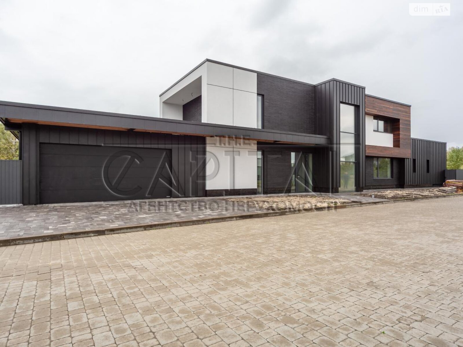 двухэтажный дом с гаражом, 300 кв. м, кирпич. Продажа в Крушинке фото 1