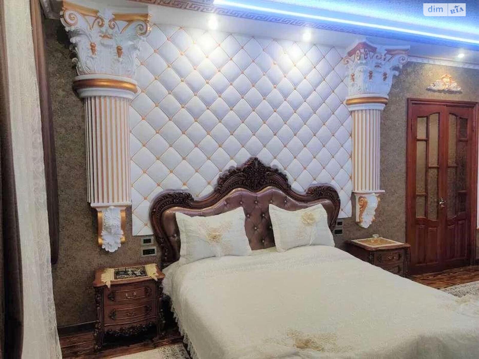 трехэтажный дом, 600 кв. м, кирпич. Продажа в Крыжановка фото 1