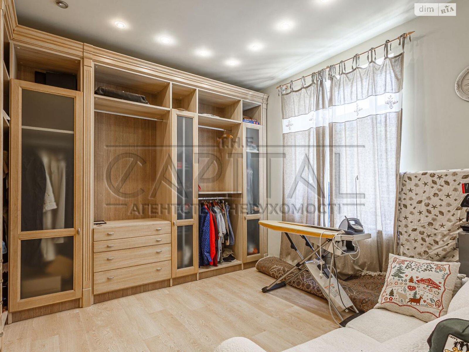 триповерховий будинок з верандою, 800 кв. м, цегла. Продаж у Крюківщині фото 1