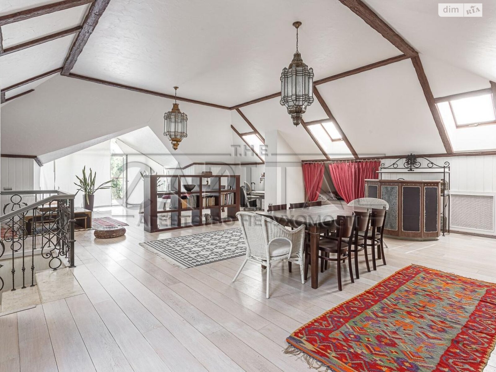 триповерховий будинок з мансардою, 800 кв. м, цегла. Продаж у Крюківщині фото 1 триповерховий будинок з мансардою, 800 кв. м, цегла. Продаж у Крюківщині фото 1