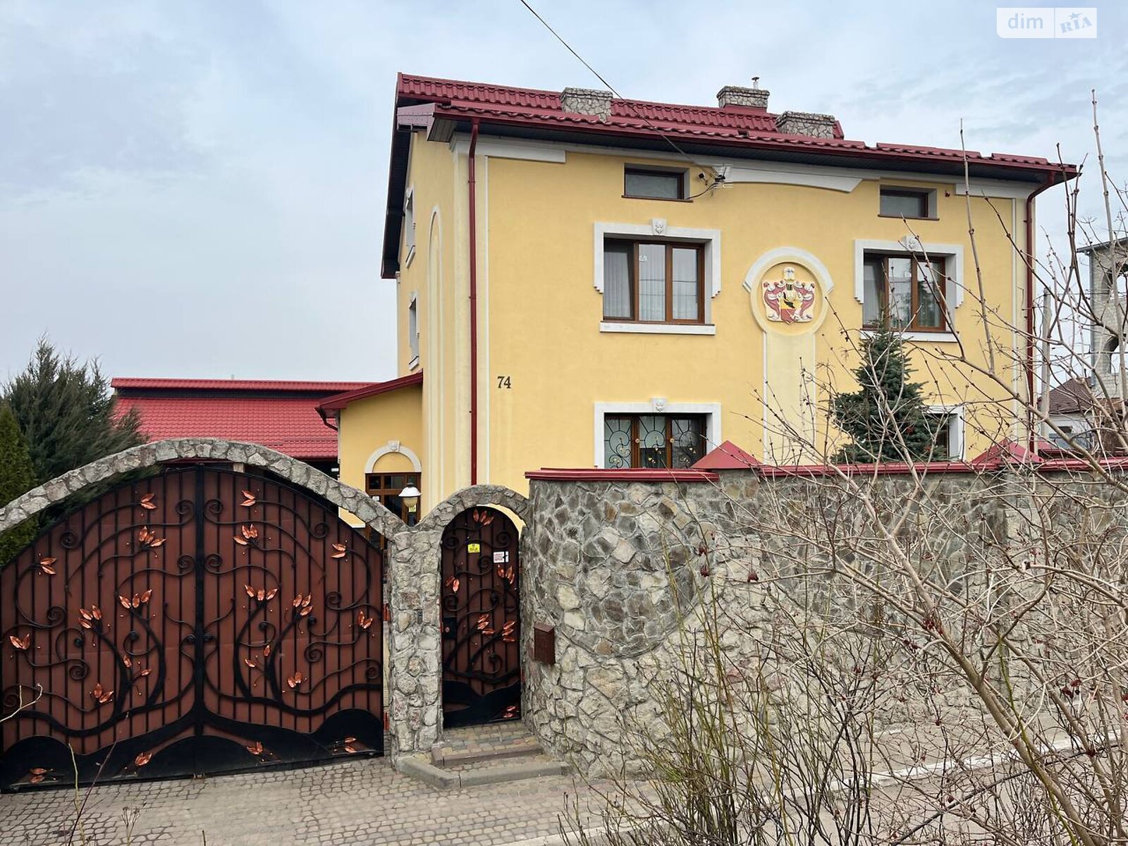 трехэтажный дом с ремонтом, 250 кв. м, кирпич. Продажа в Куликове фото 1