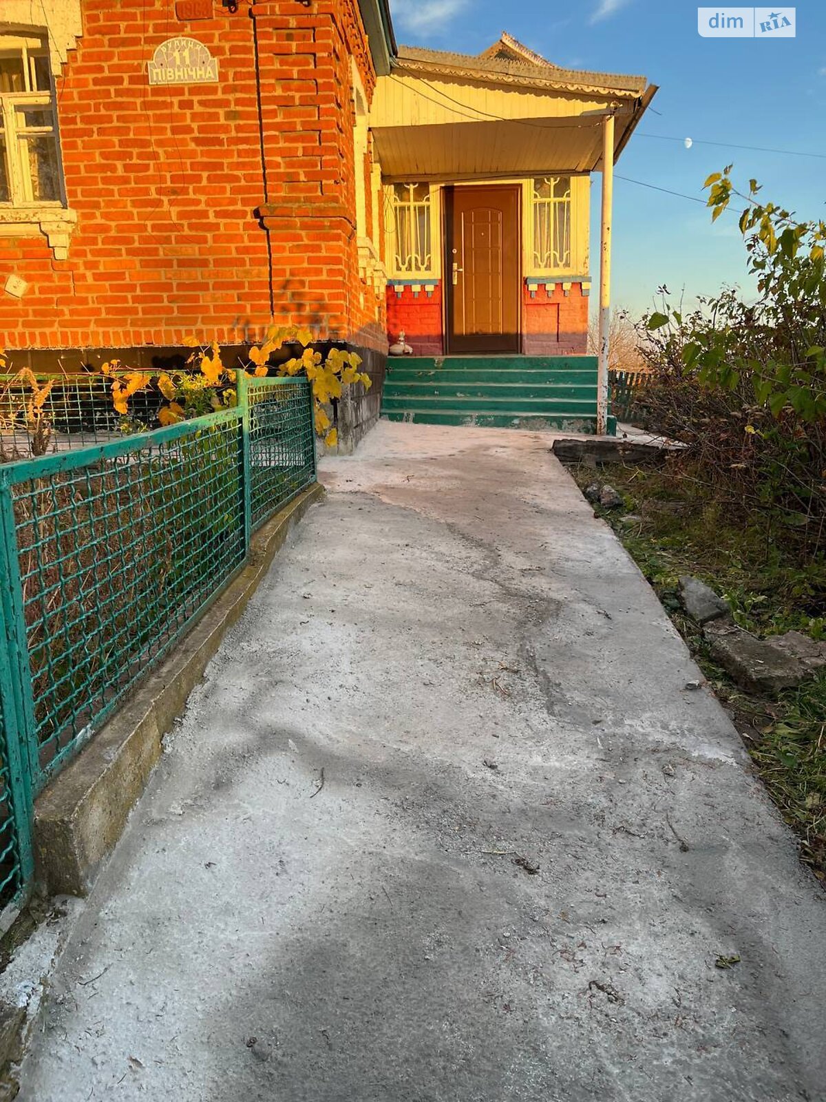 одноэтажный дом с гаражом, 109 кв. м, кирпич. Продажа в Куне фото 1