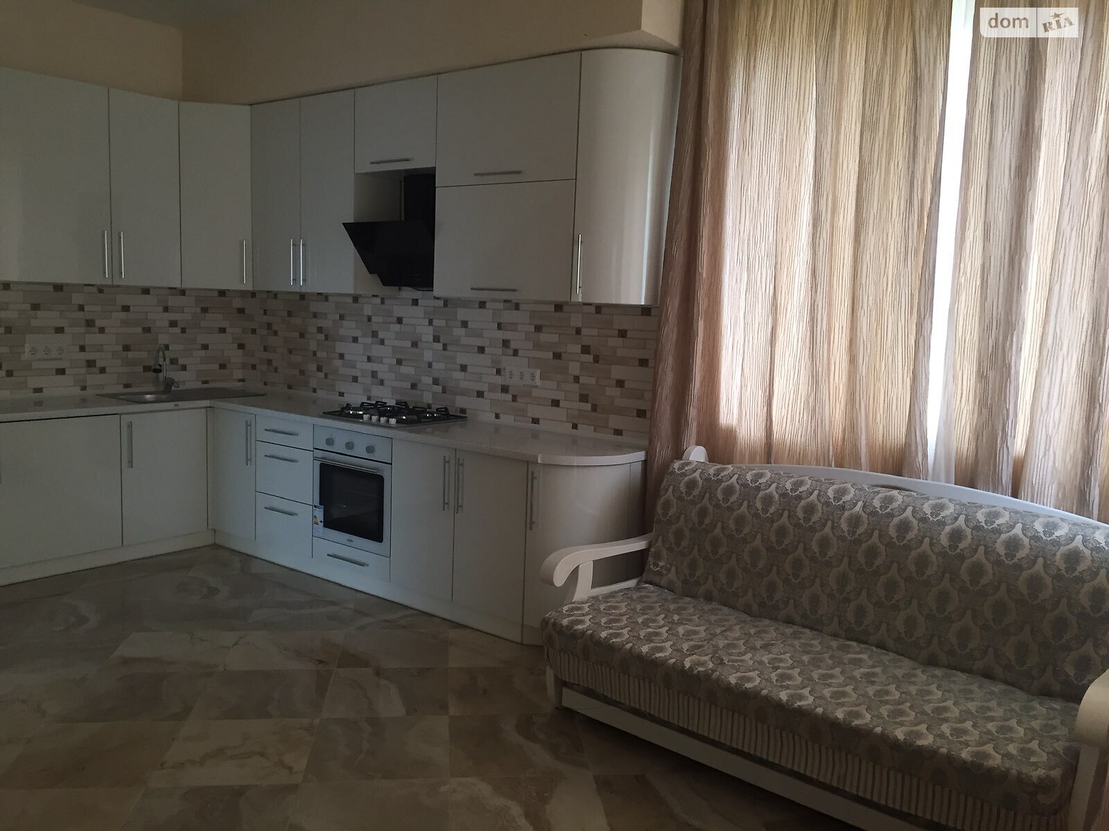 двухэтажный дом с балконом, 210 кв. м, кирпич. Продажа в Лески фото 1