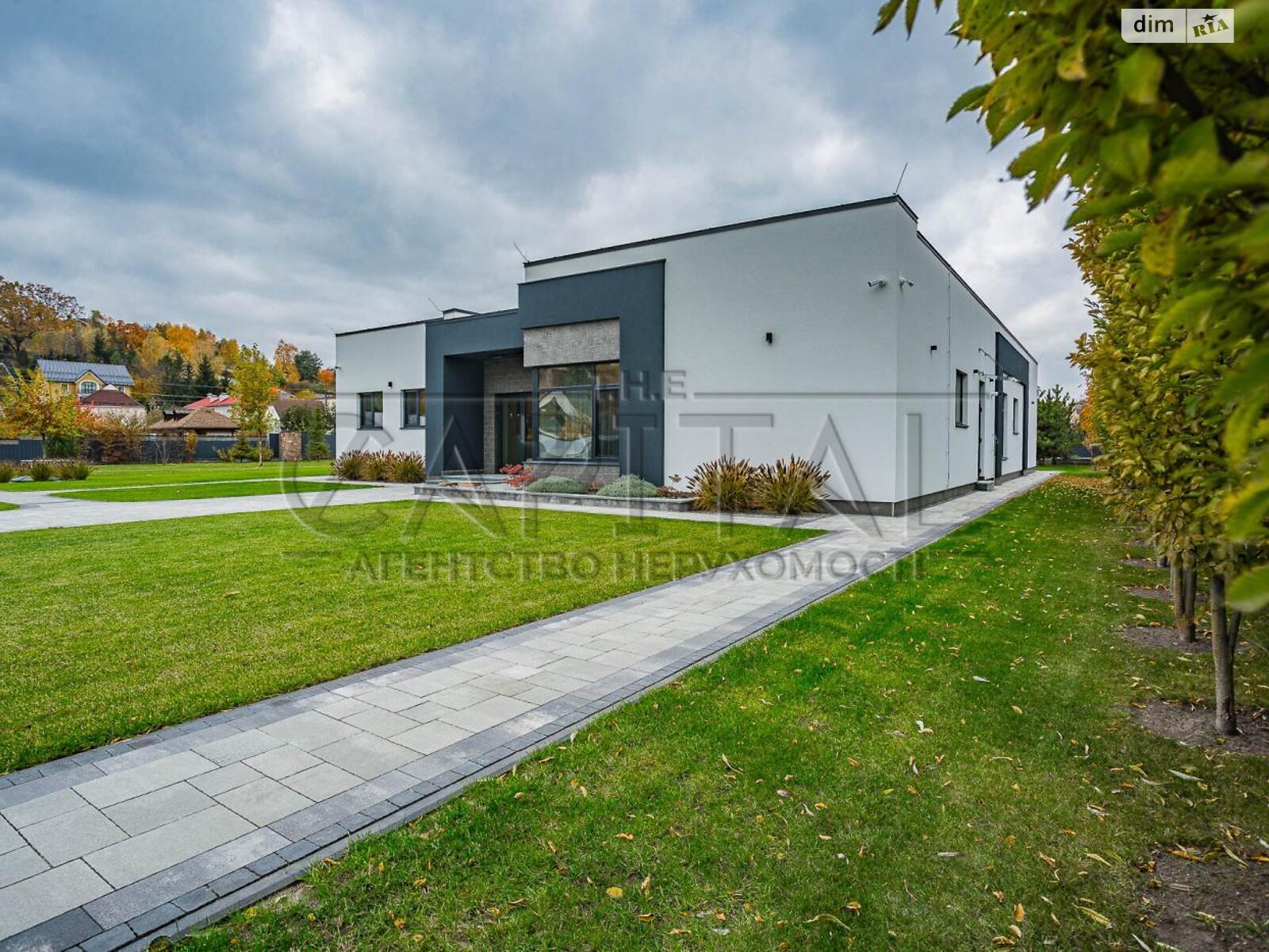 одноэтажный дом с гаражом, 280 кв. м, кирпич. Продажа в Лесниках фото 1 одноэтажный дом с гаражом, 280 кв. м, кирпич. Продажа в Лесниках фото 1