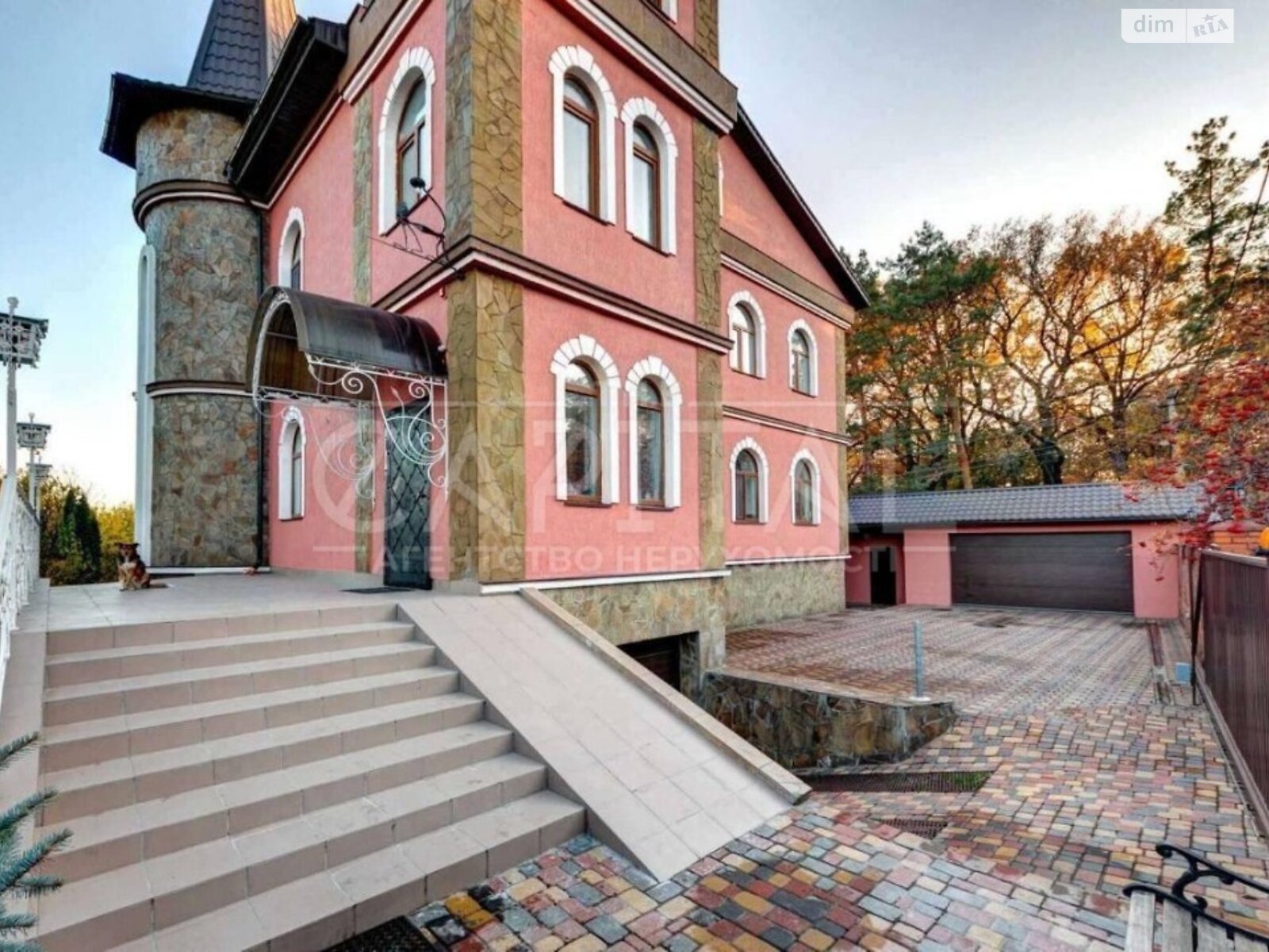 четырехэтажный дом с верандой, 790 кв. м, кирпич. Продажа в Лесниках фото 1 четырехэтажный дом с верандой, 790 кв. м, кирпич. Продажа в Лесниках фото 1