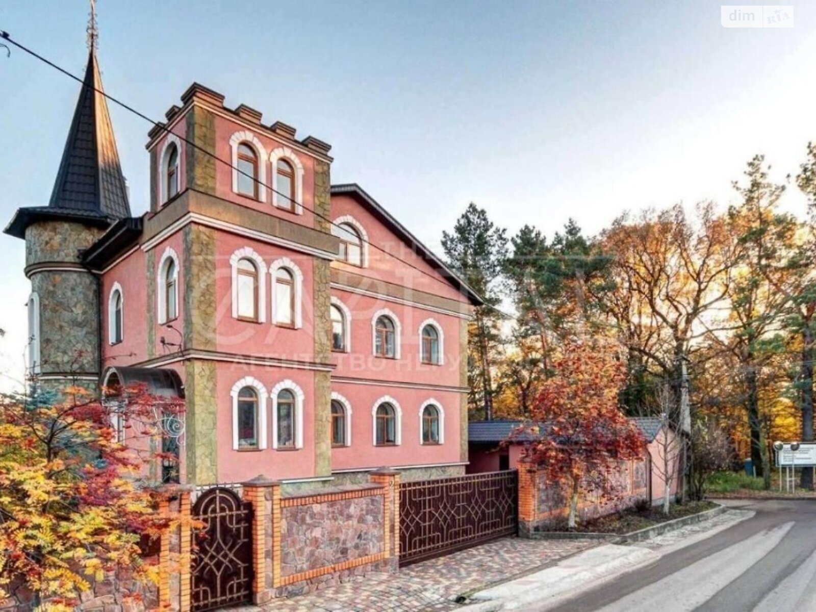 четырехэтажный дом с верандой, 790 кв. м, кирпич. Продажа в Лесниках фото 1 четырехэтажный дом с верандой, 790 кв. м, кирпич. Продажа в Лесниках фото 1