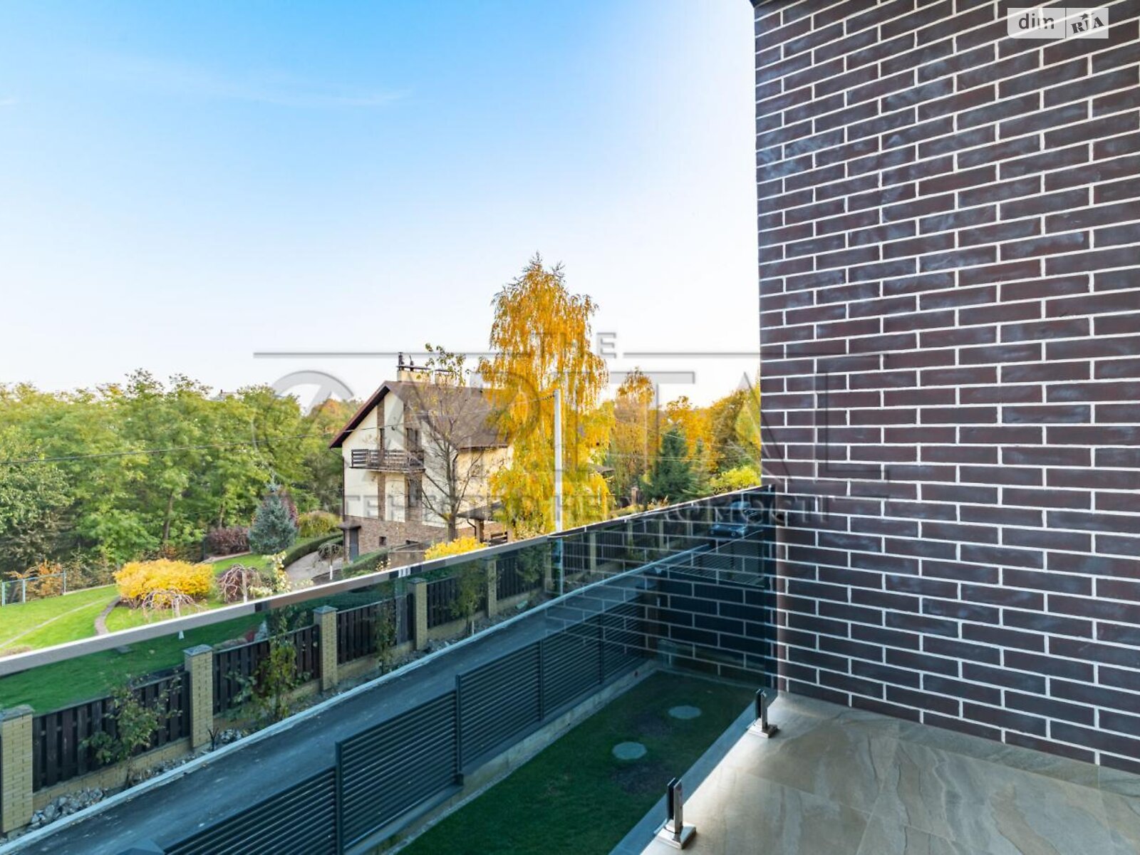 двухэтажный дом с балконом, 255 кв. м, кирпич. Продажа в Лесниках фото 1 двухэтажный дом с балконом, 255 кв. м, кирпич. Продажа в Лесниках фото 1