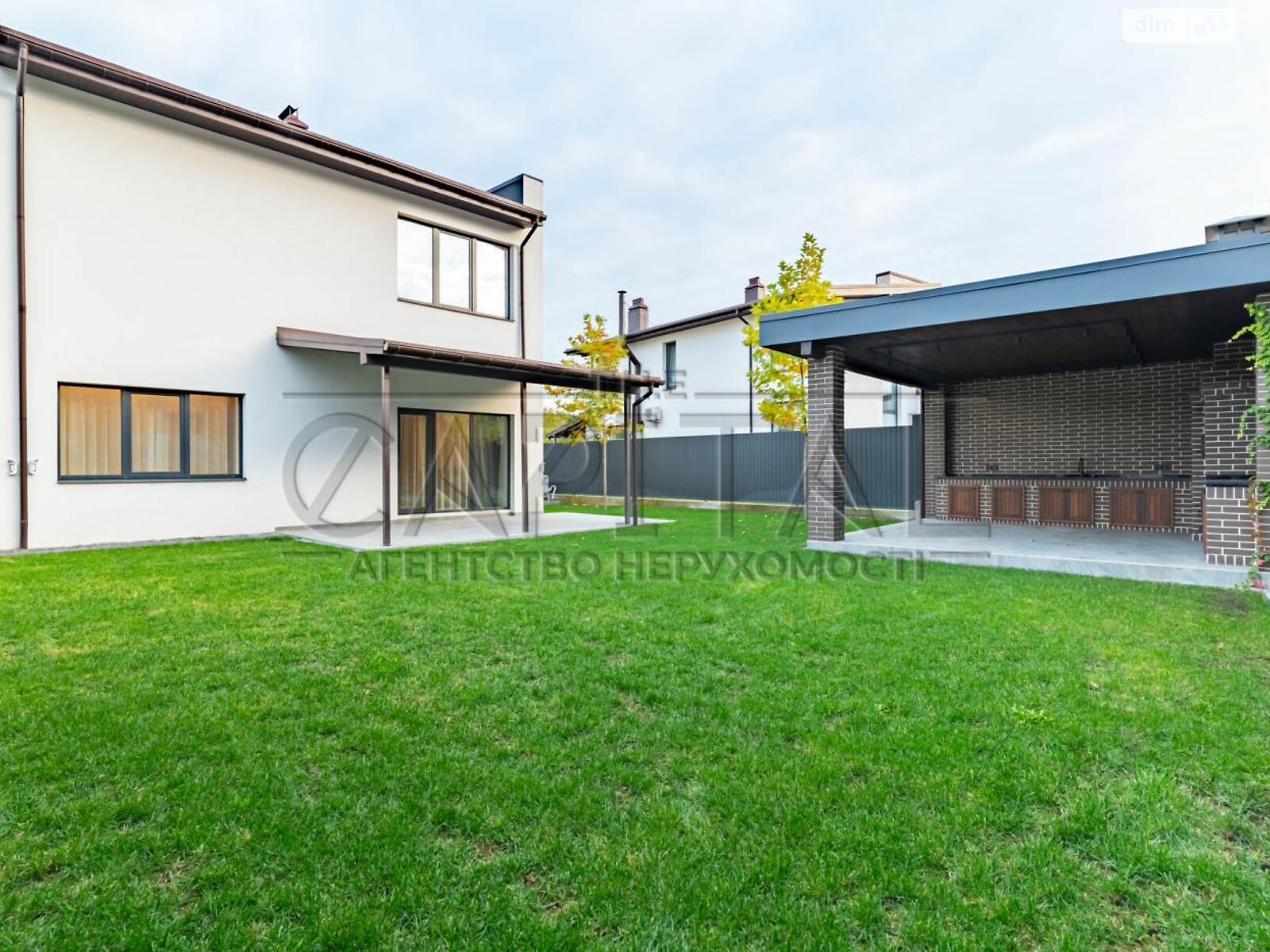 двухэтажный дом с балконом, 255 кв. м, кирпич. Продажа в Лесниках фото 1 двухэтажный дом с балконом, 255 кв. м, кирпич. Продажа в Лесниках фото 1