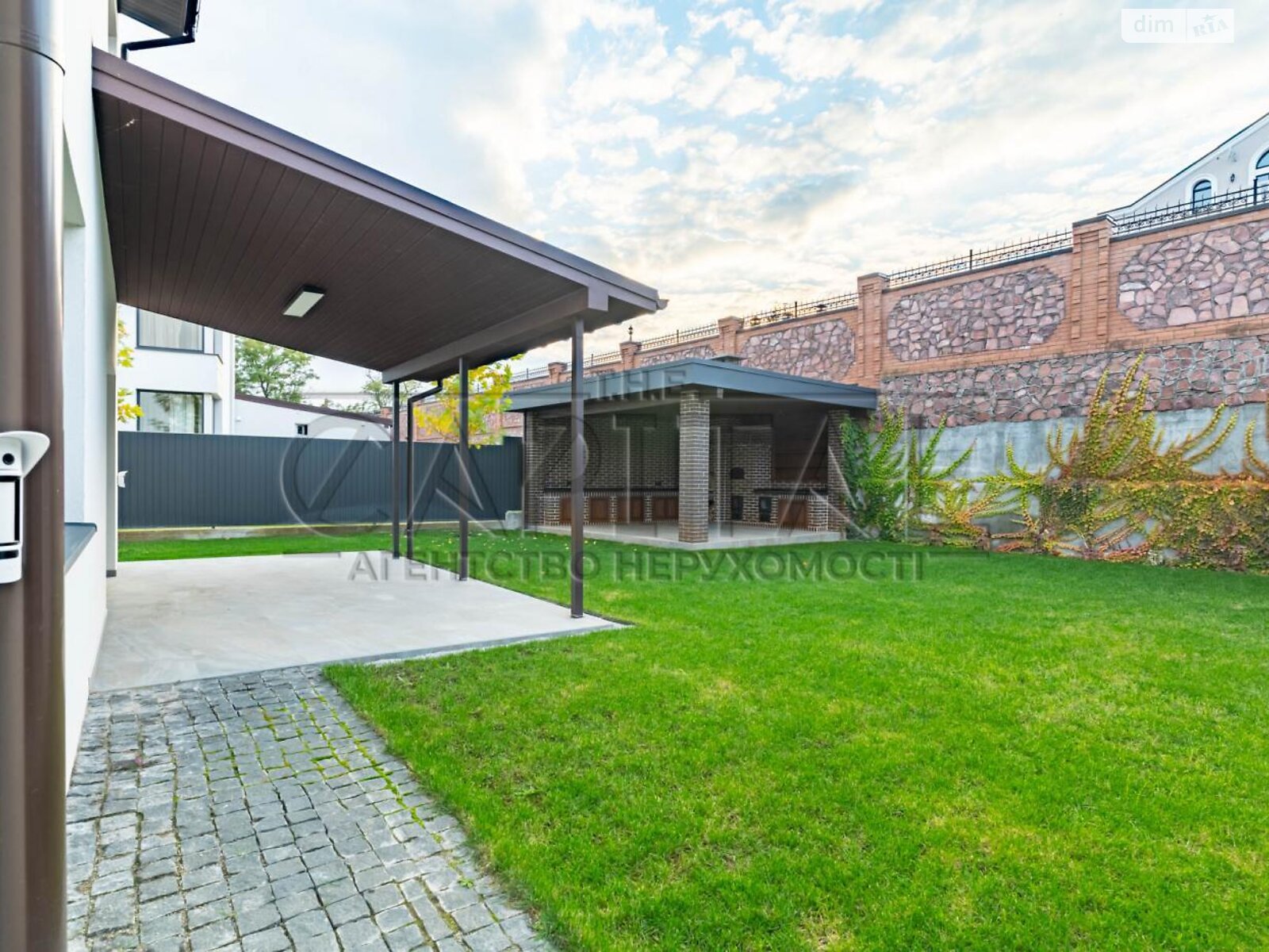 двухэтажный дом с балконом, 255 кв. м, кирпич. Продажа в Лесниках фото 1 двухэтажный дом с балконом, 255 кв. м, кирпич. Продажа в Лесниках фото 1