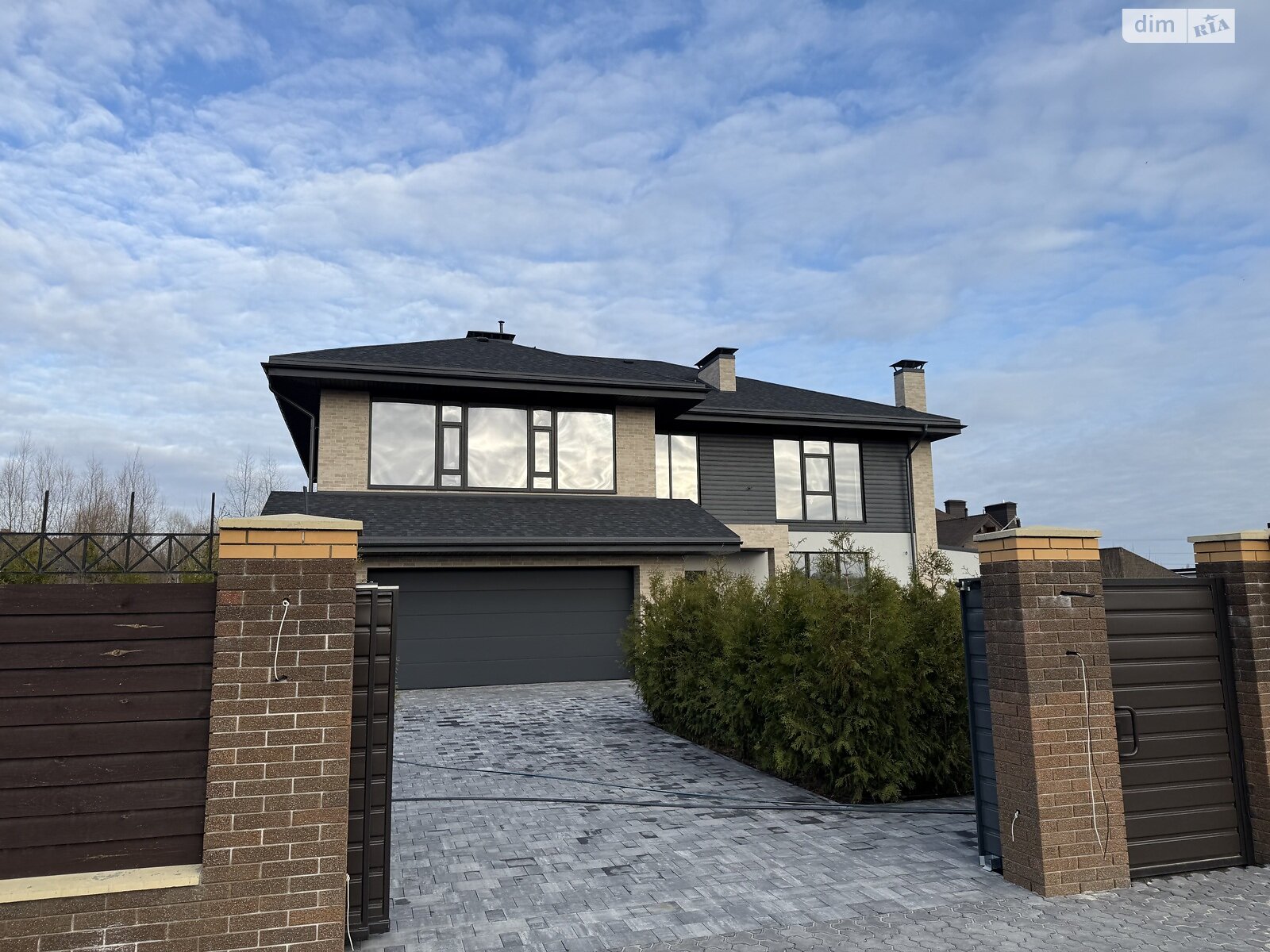 двухэтажный дом с гаражом, 395 кв. м, кирпич. Продажа в Лесниках фото 1 двухэтажный дом с гаражом, 395 кв. м, кирпич. Продажа в Лесниках фото 1