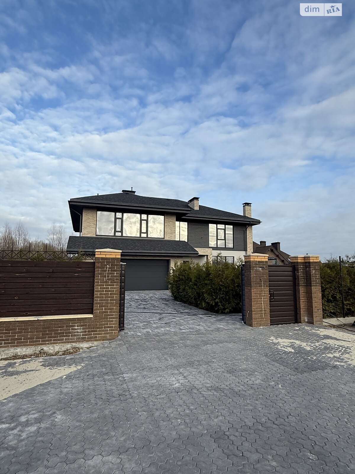 двухэтажный дом с гаражом, 395 кв. м, кирпич. Продажа в Лесниках фото 1 двухэтажный дом с гаражом, 395 кв. м, кирпич. Продажа в Лесниках фото 1