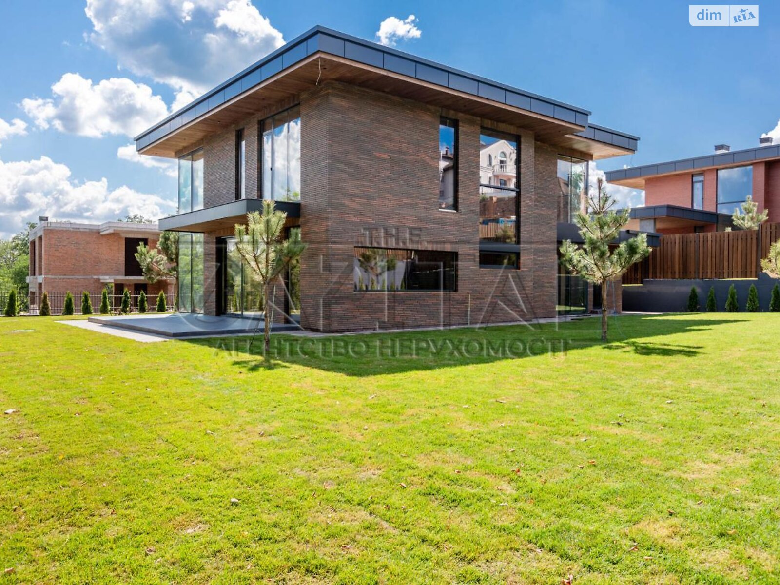 двухэтажный дом с гаражом, 266 кв. м, кирпич. Продажа в Лесниках фото 1 двухэтажный дом с гаражом, 266 кв. м, кирпич. Продажа в Лесниках фото 1