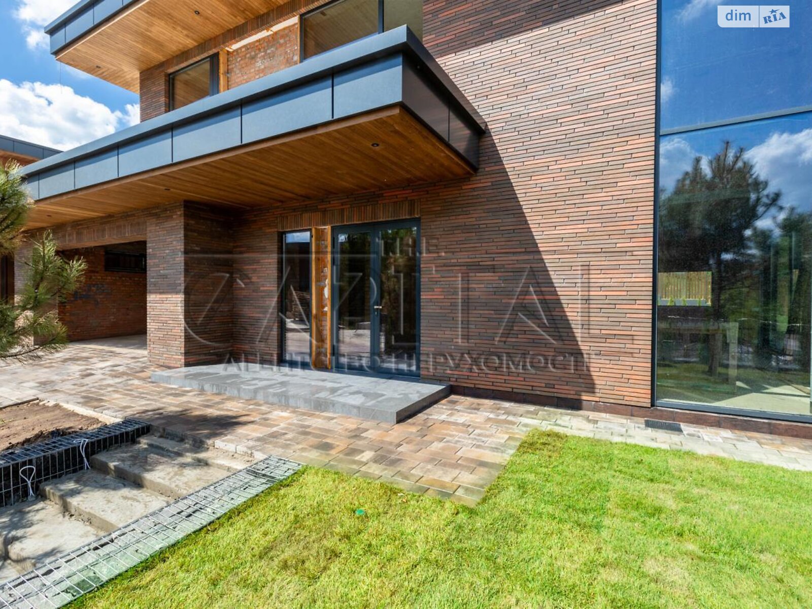 двухэтажный дом с гаражом, 266 кв. м, кирпич. Продажа в Лесниках фото 1