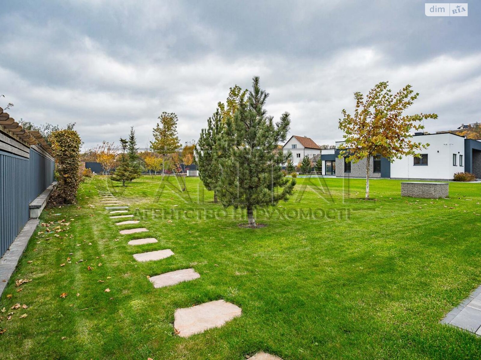 одноэтажный дом с гаражом, 280 кв. м, кирпич. Продажа в Лесниках фото 1 одноэтажный дом с гаражом, 280 кв. м, кирпич. Продажа в Лесниках фото 1