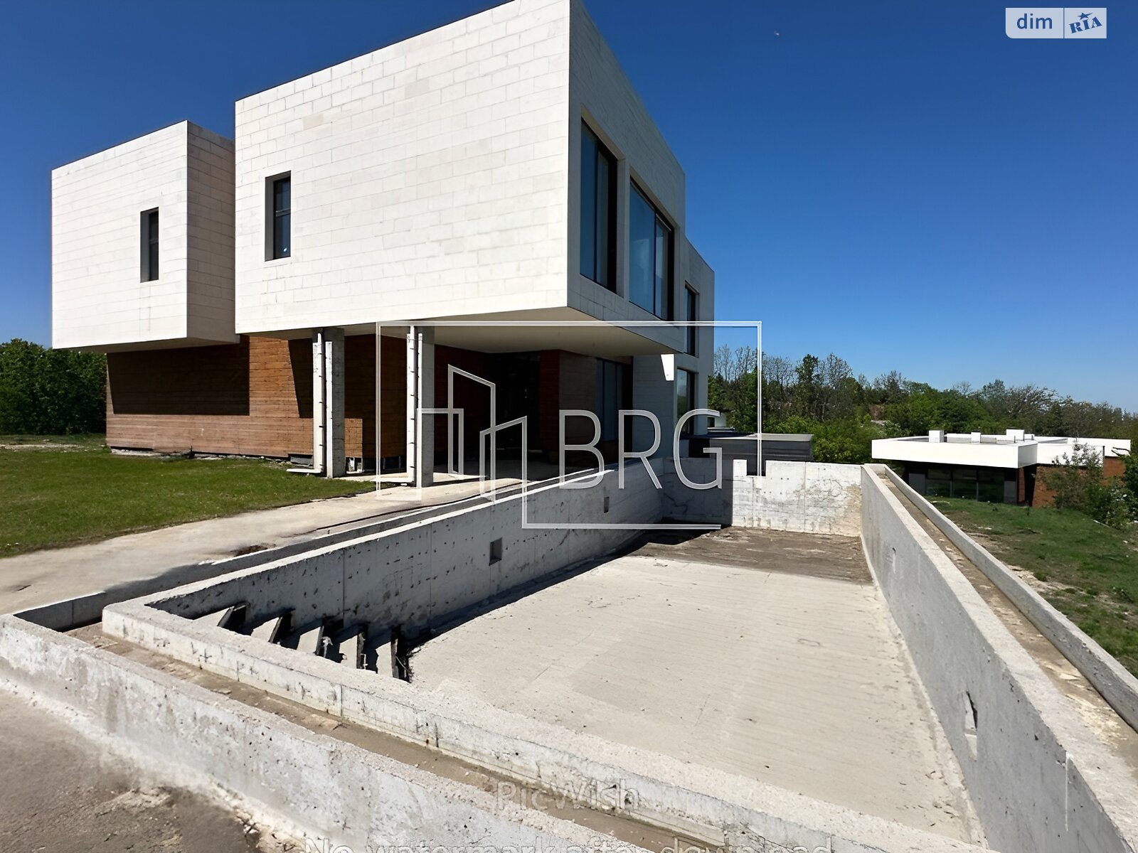 трехэтажный дом с балконом, 723 кв. м, кирпич. Продажа в Лесниках фото 1 трехэтажный дом с балконом, 723 кв. м, кирпич. Продажа в Лесниках фото 1
