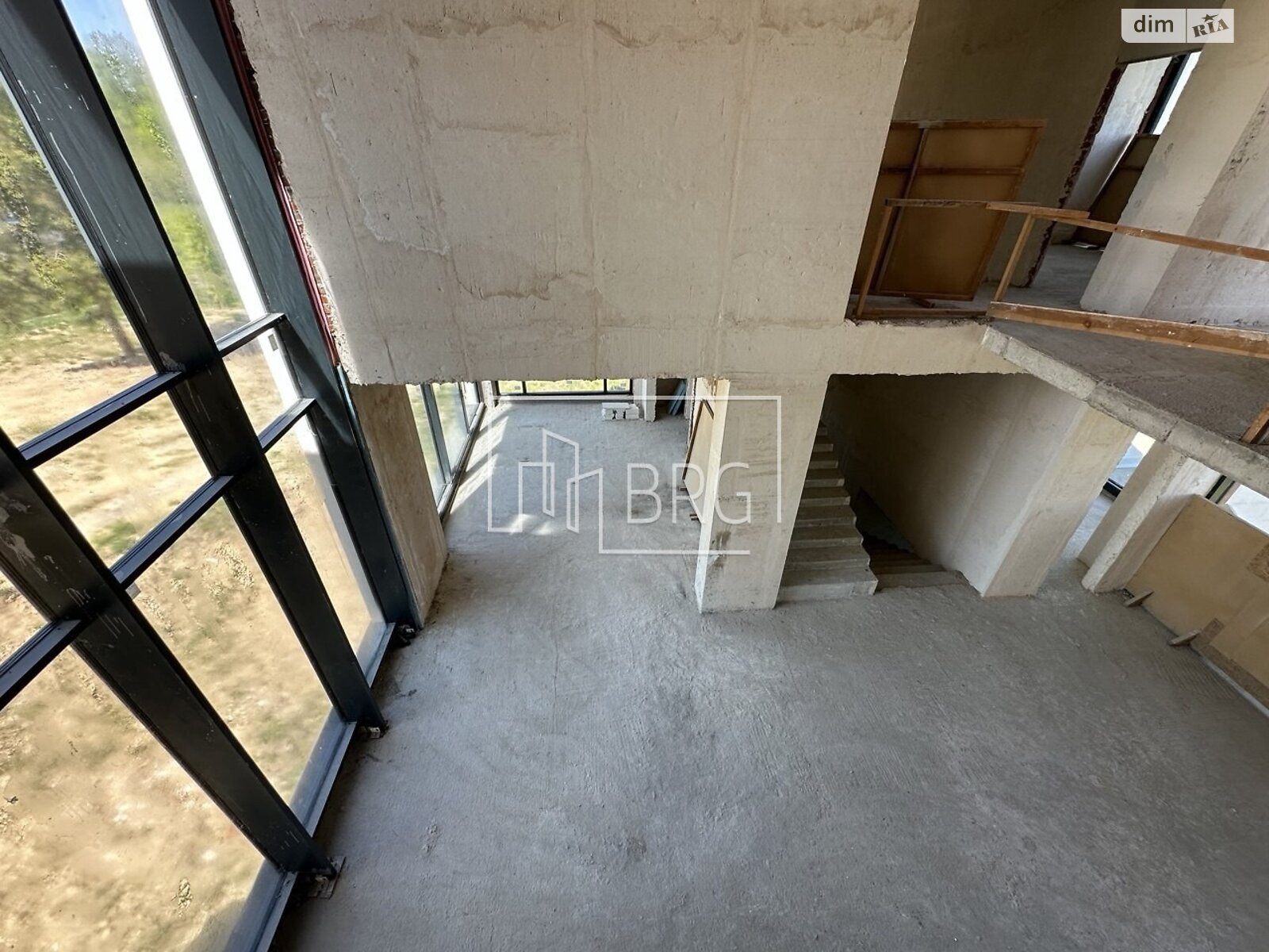 трехэтажный дом с балконом, 723 кв. м, кирпич. Продажа в Лесниках фото 1 трехэтажный дом с балконом, 723 кв. м, кирпич. Продажа в Лесниках фото 1