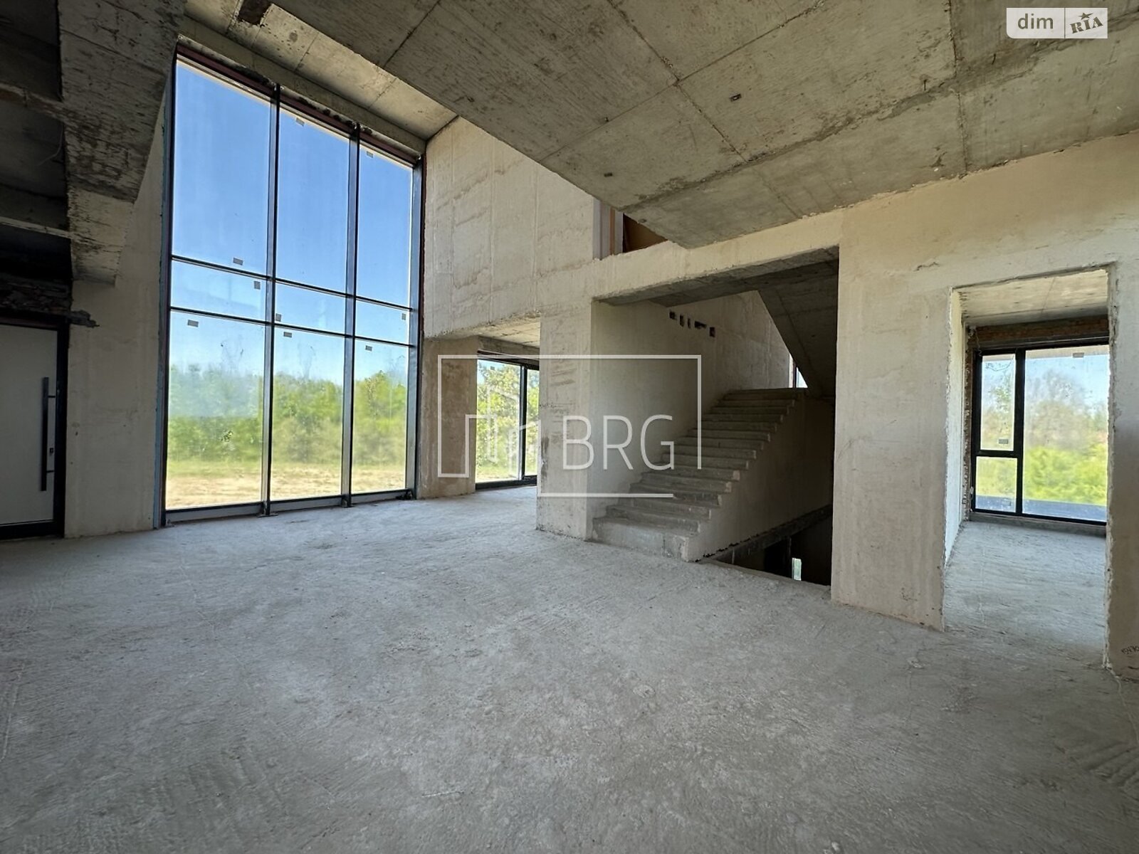 трехэтажный дом с балконом, 723 кв. м, кирпич. Продажа в Лесниках фото 1 трехэтажный дом с балконом, 723 кв. м, кирпич. Продажа в Лесниках фото 1