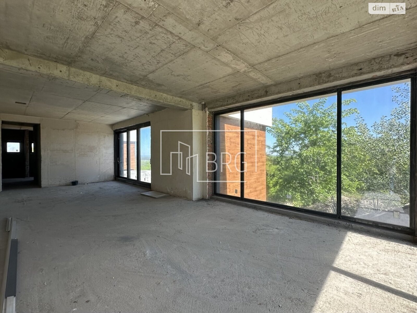 трехэтажный дом с балконом, 723 кв. м, кирпич. Продажа в Лесниках фото 1 трехэтажный дом с балконом, 723 кв. м, кирпич. Продажа в Лесниках фото 1