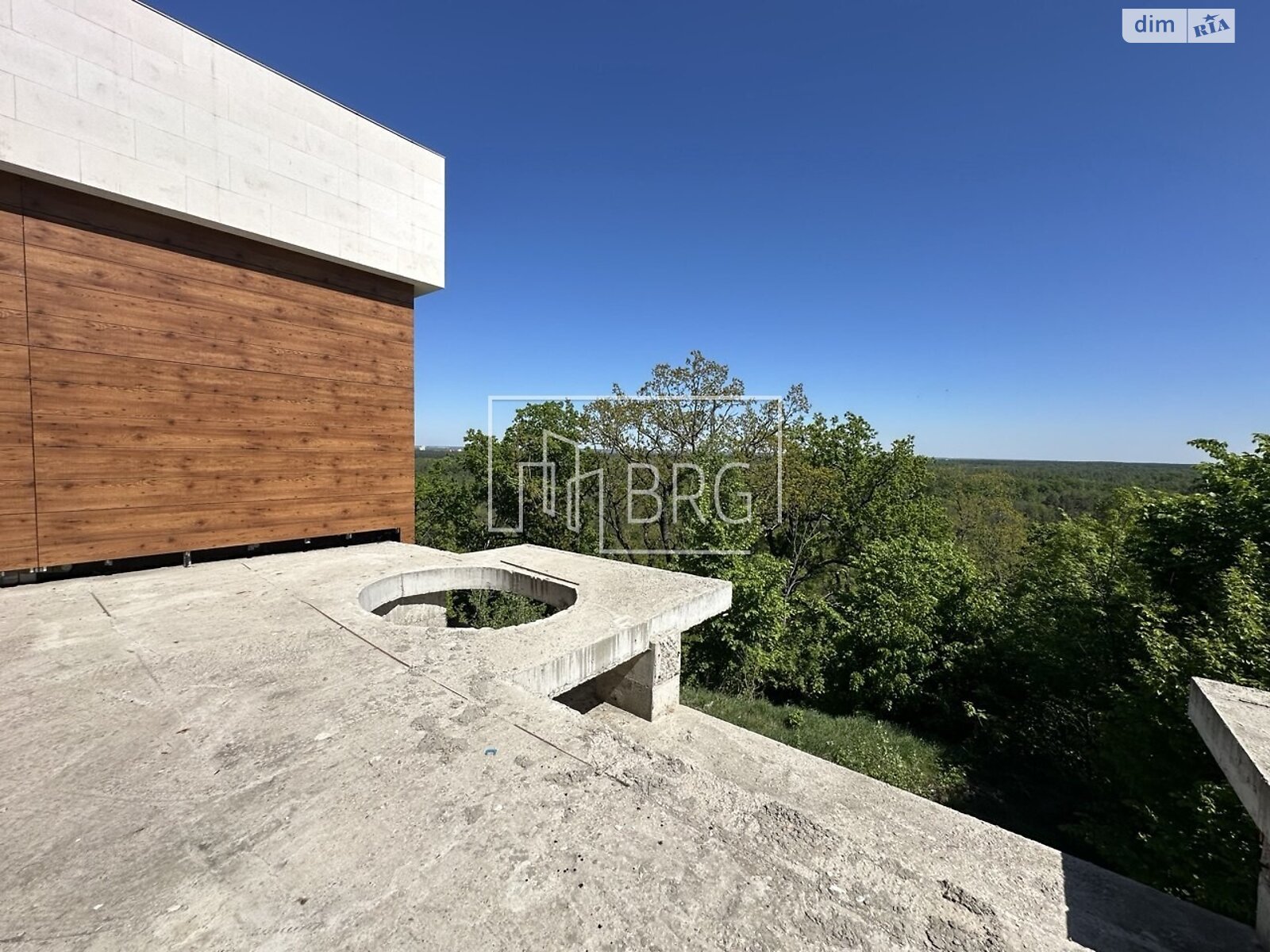 трехэтажный дом с балконом, 723 кв. м, кирпич. Продажа в Лесниках фото 1 трехэтажный дом с балконом, 723 кв. м, кирпич. Продажа в Лесниках фото 1