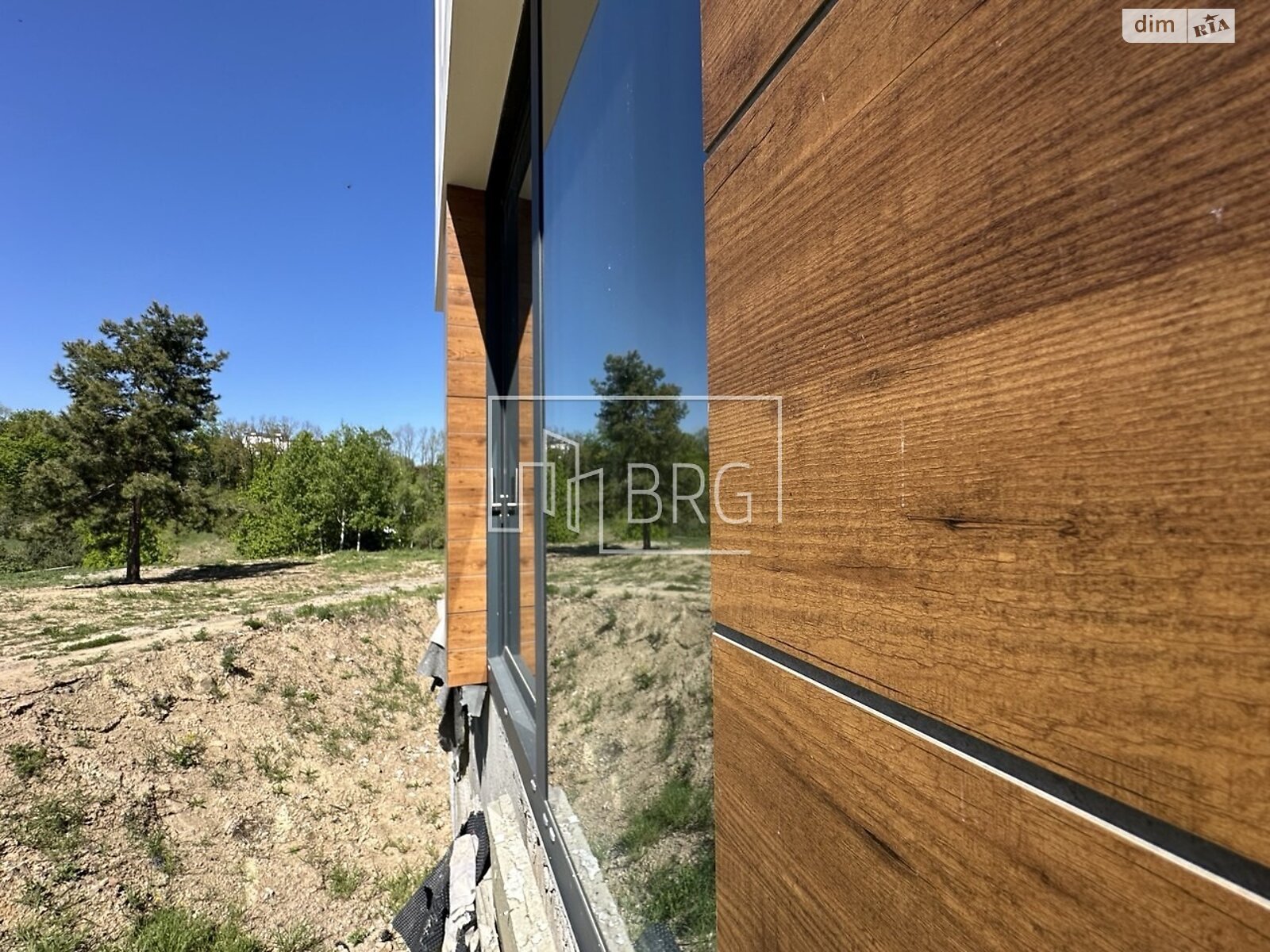 трехэтажный дом с балконом, 723 кв. м, кирпич. Продажа в Лесниках фото 1 трехэтажный дом с балконом, 723 кв. м, кирпич. Продажа в Лесниках фото 1
